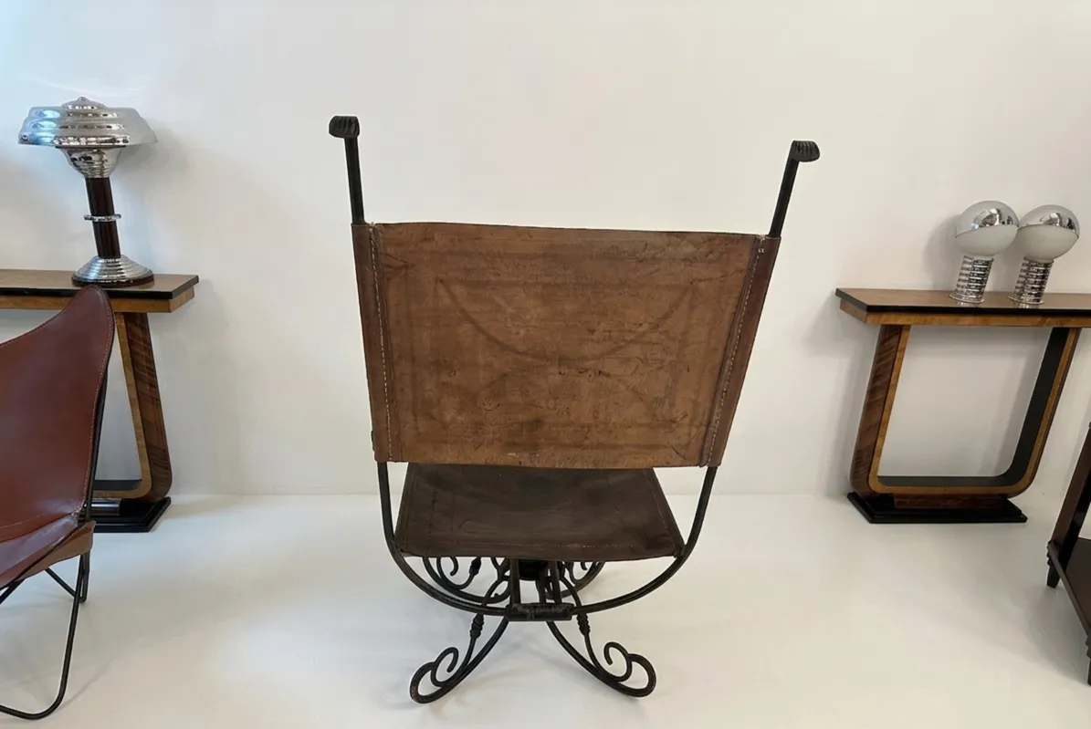 Poltrona antica con design artistico in un ambiente moderno.