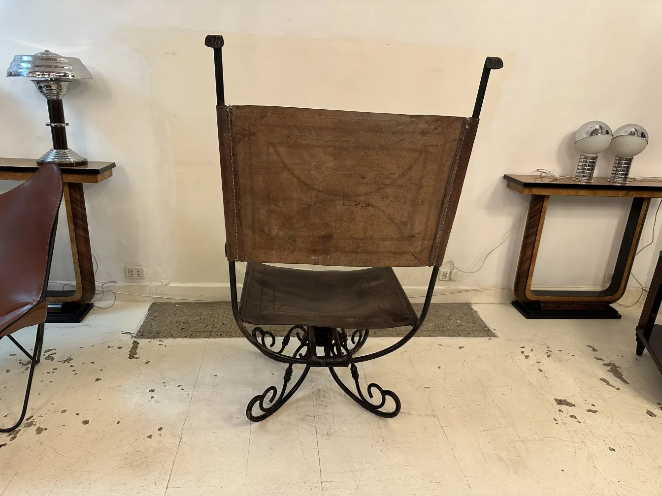 Antiker Sessel im Art-Déco-Stil, Rückansicht, minimalistisches Ambiente