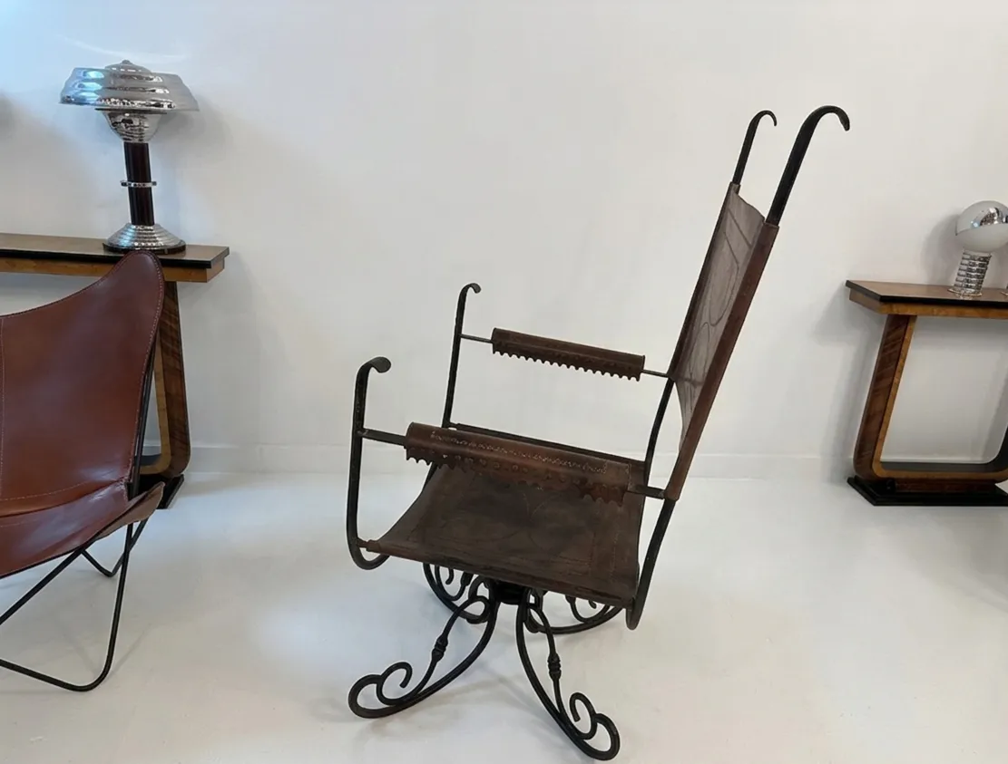 fauteuil ancien art deco avec un design courbe