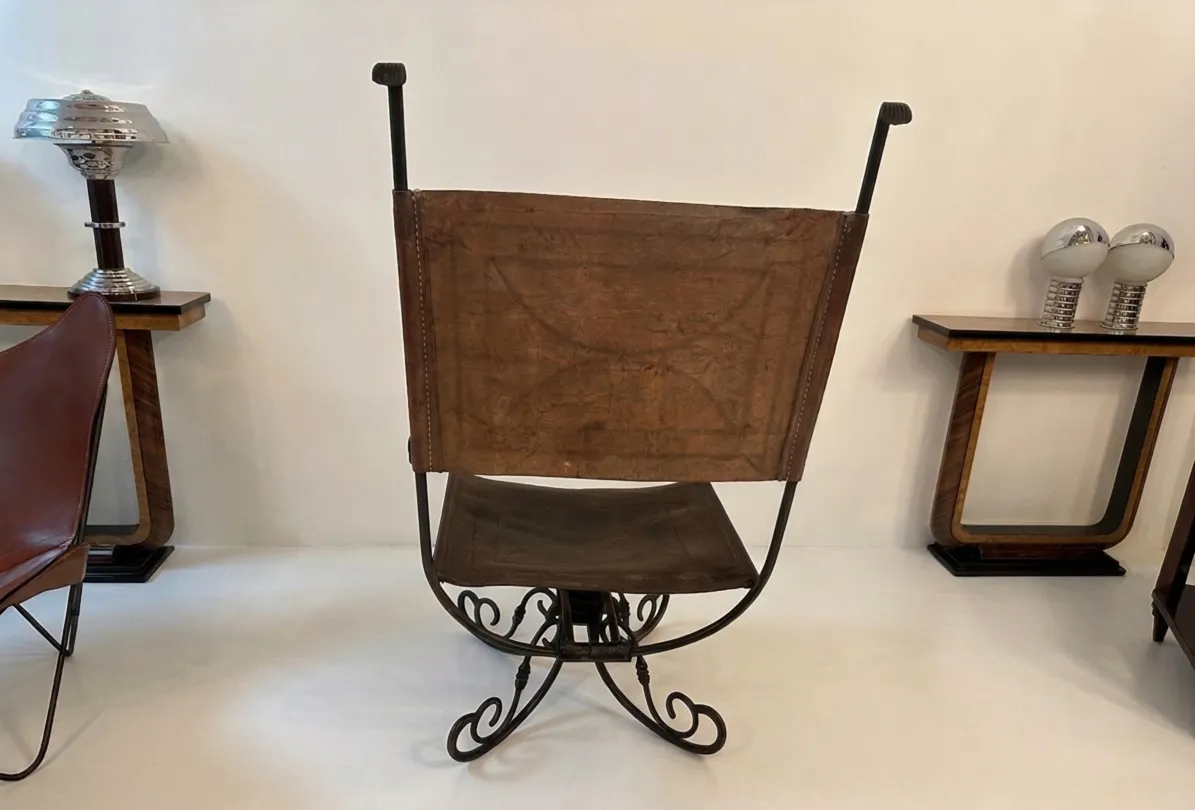 Fauteuil ancien art deco avec dossier droit et base en métal élégante.