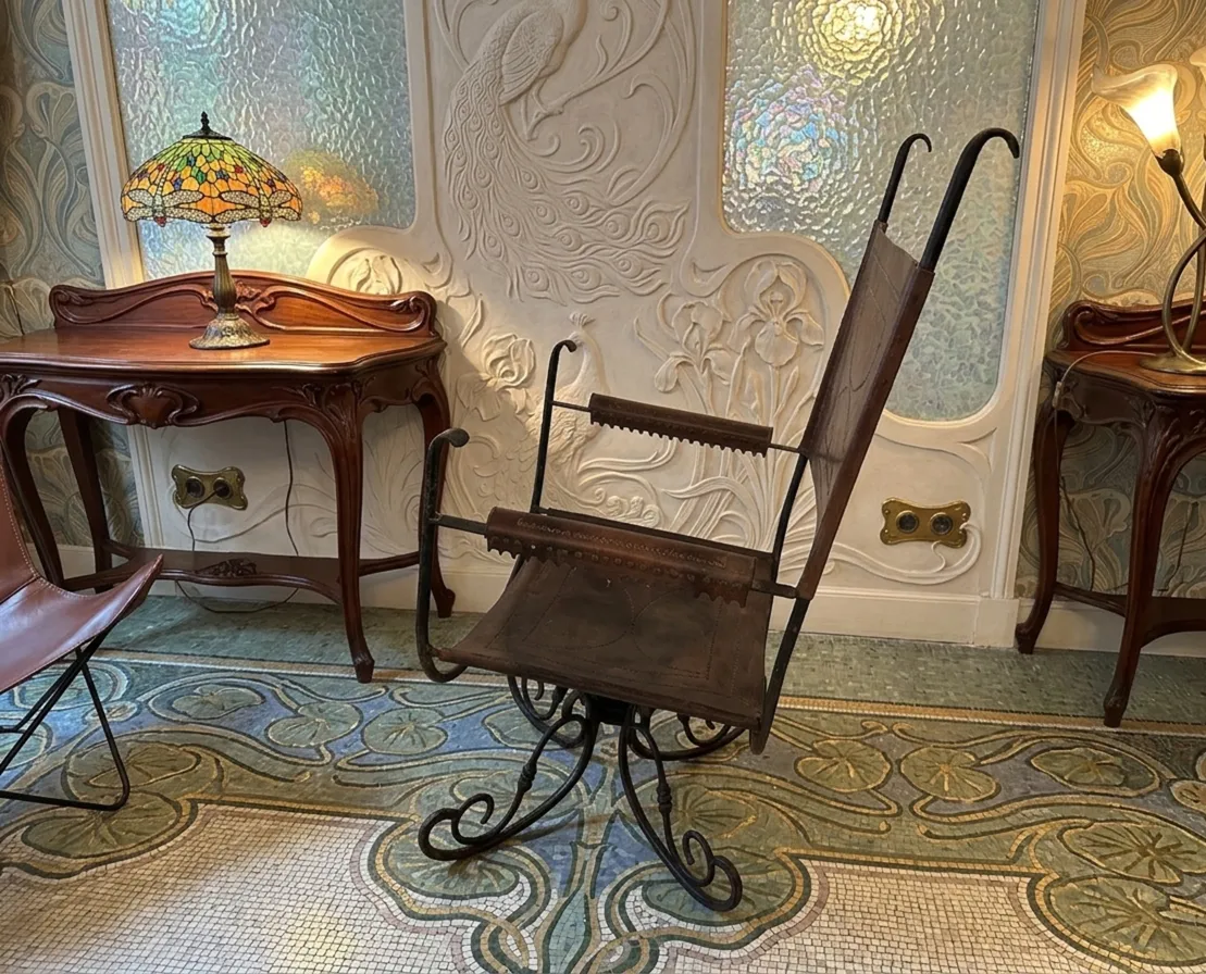 poltrona antica in stile art deco con motivi unici