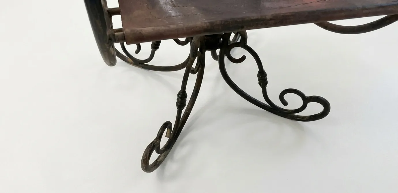 Poltrona antiga de estilo art déco com pés decorativos