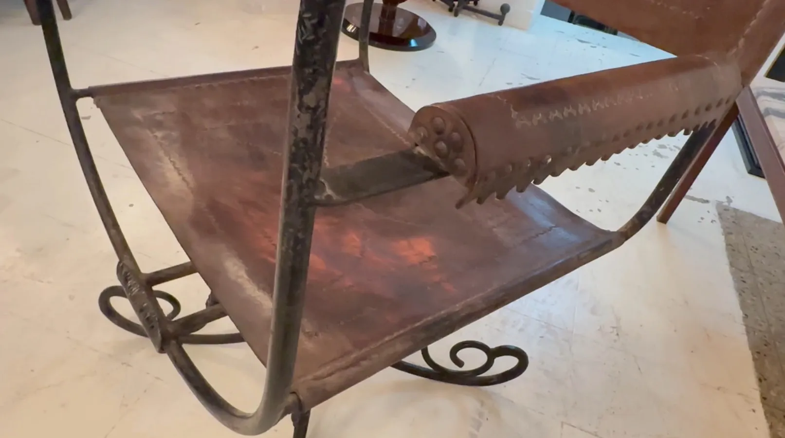 Poltrona antiga art deco com estrutura metálica