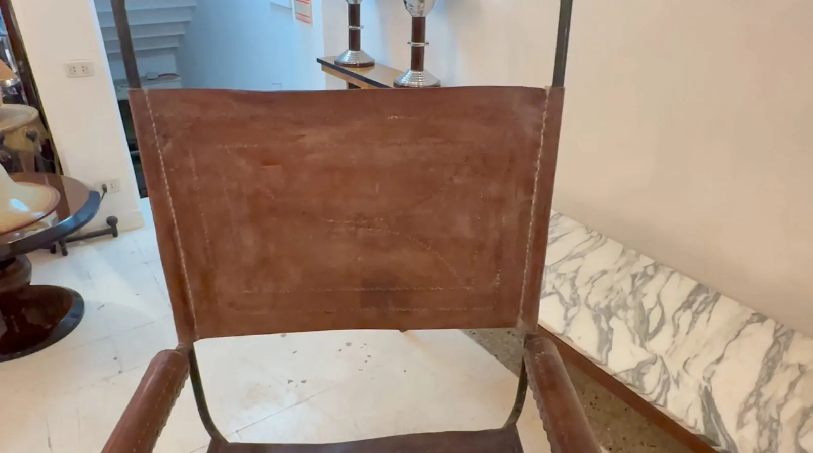 Antiker Sessel mit Art Deco-Elementen in einem eleganten Raum.