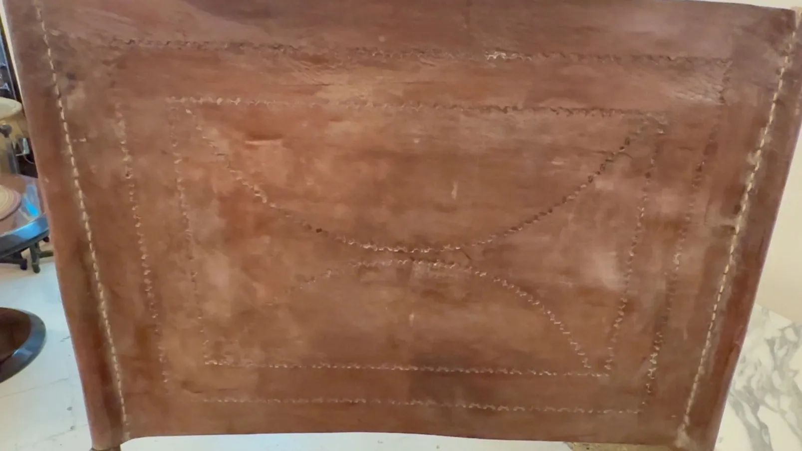 古代アールデコデザインの肘掛け椅子、目立つ刺繍