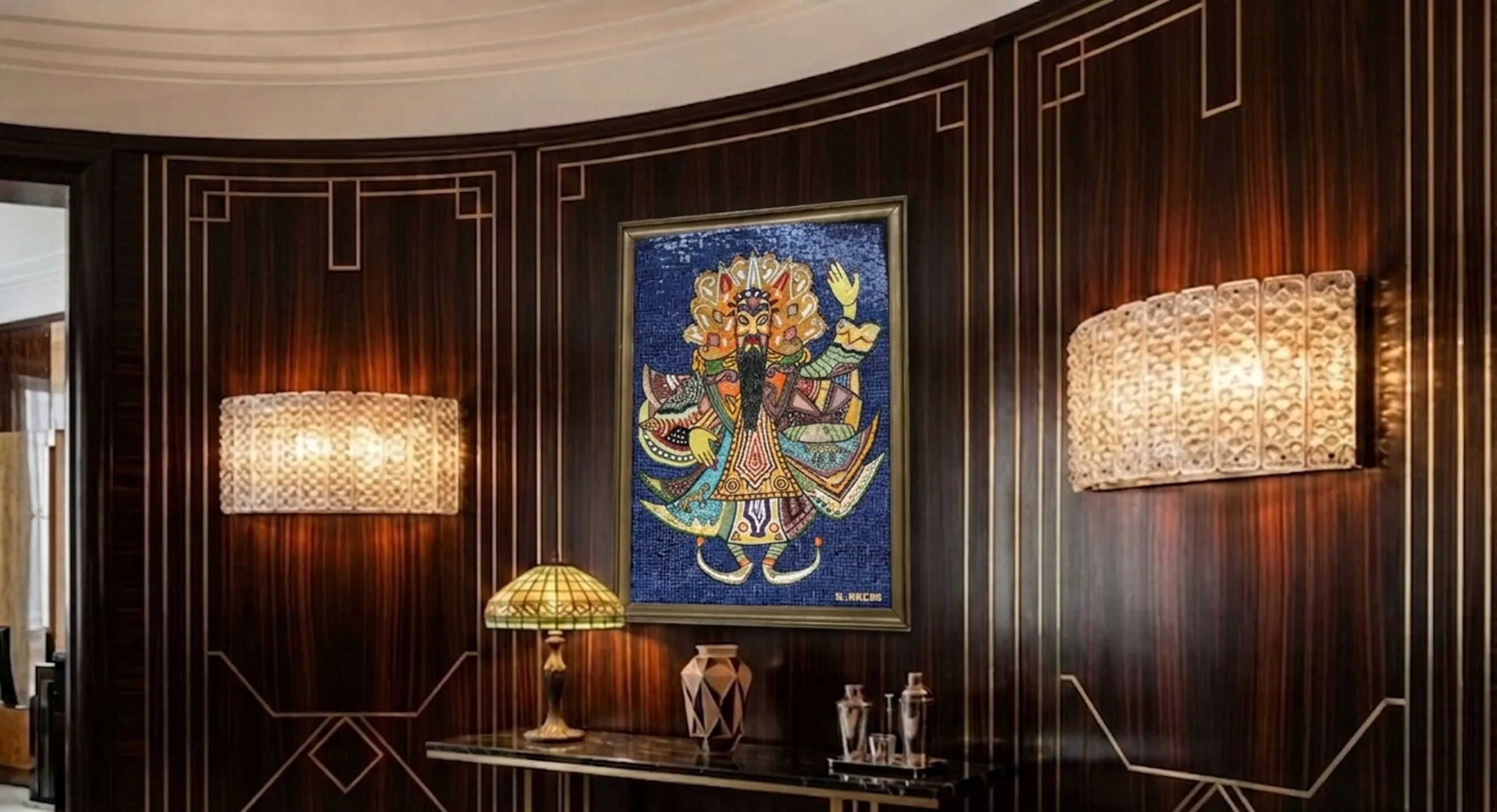 quadro de mosaico antigo pendurado em uma parede decorada com luzes