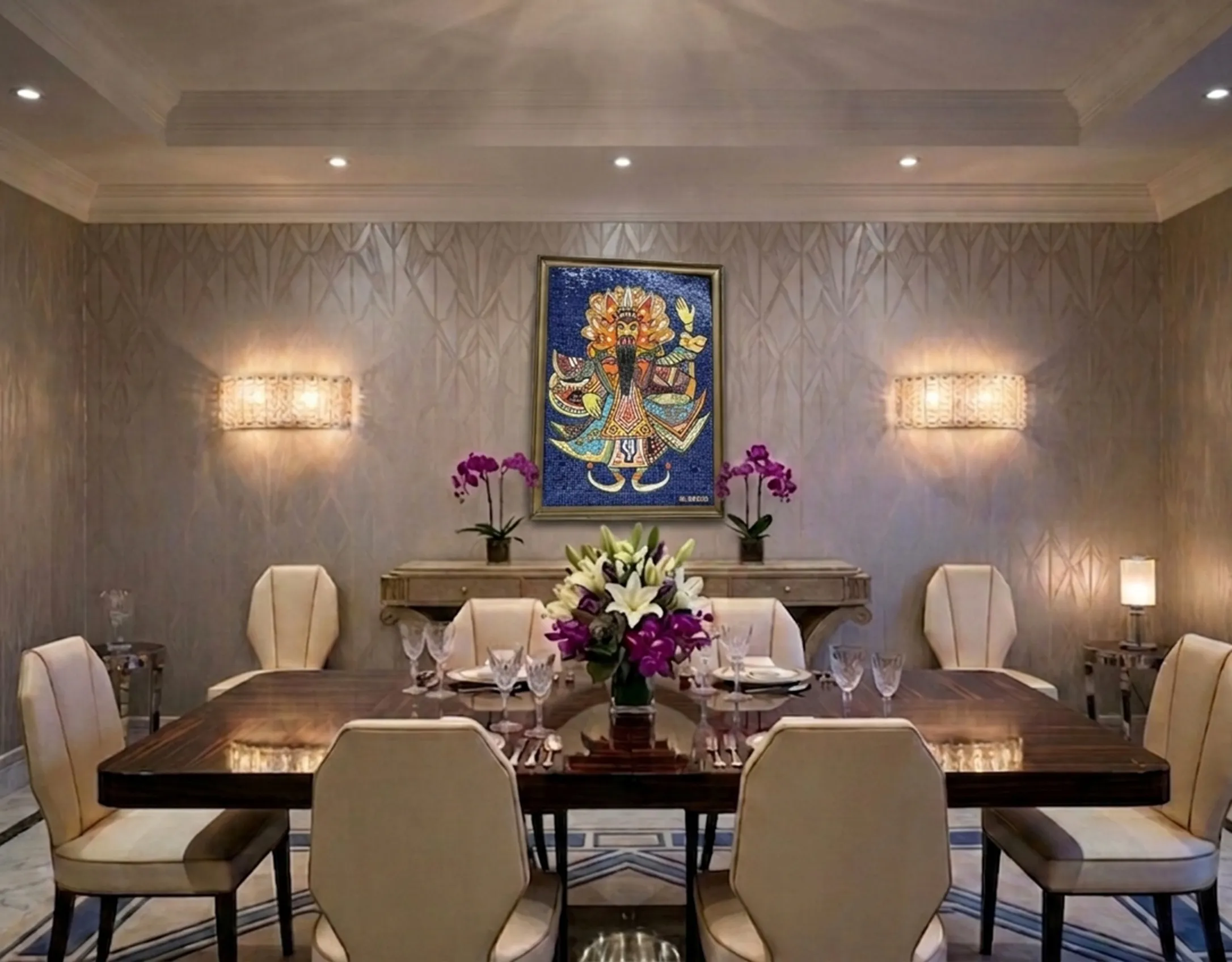 Panneau de mosaïque antique exposé dans une salle à manger chic avec une décoration moderne.