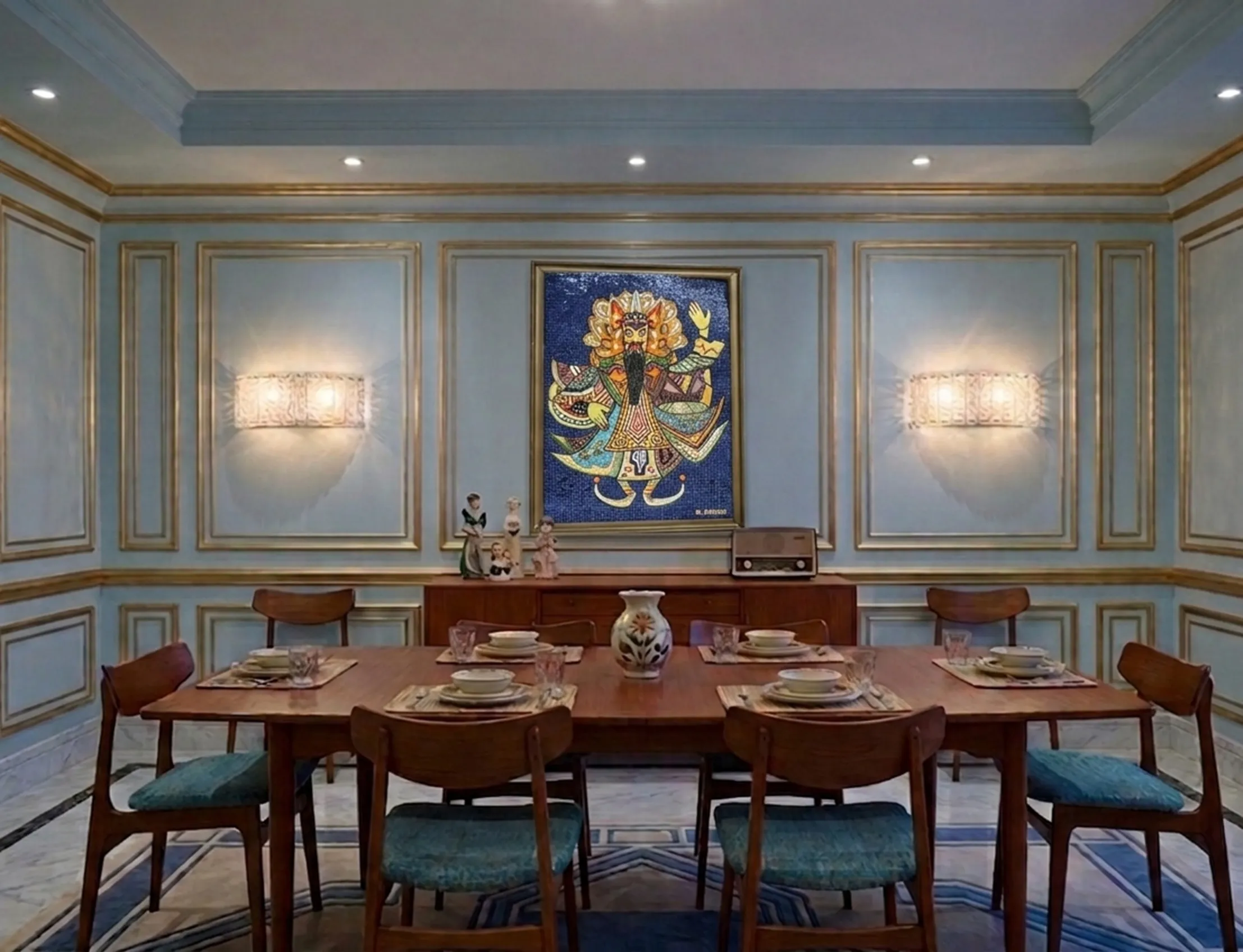 Antico quadro a mosaico con colori vibranti in sala da pranzo elegante.