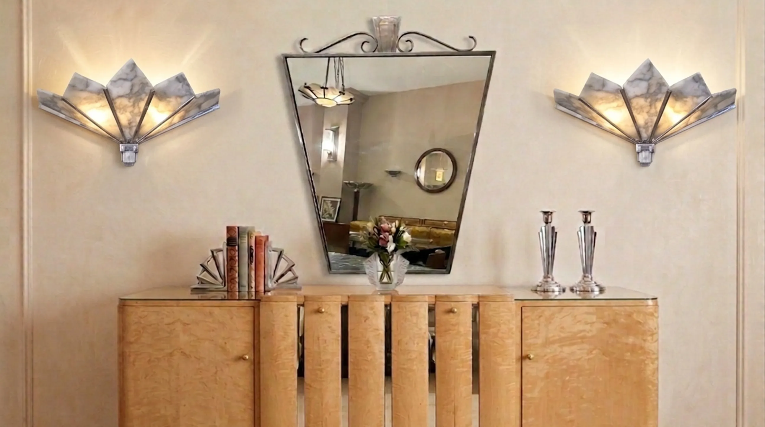 par de luminárias de parede antigas em uma sala elegante