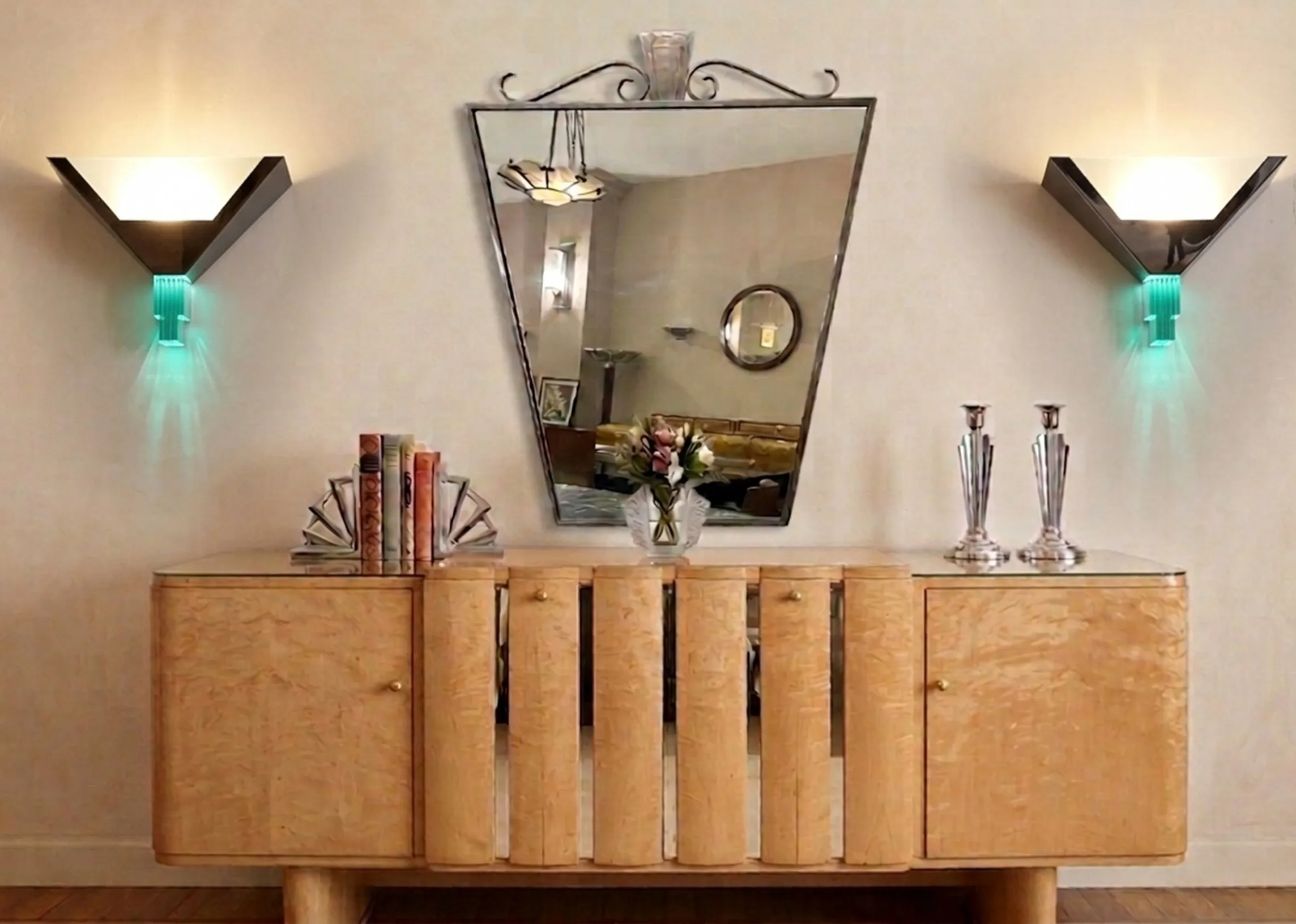 antiguo par de apliques en una decoración elegante con espejo, libros y flores