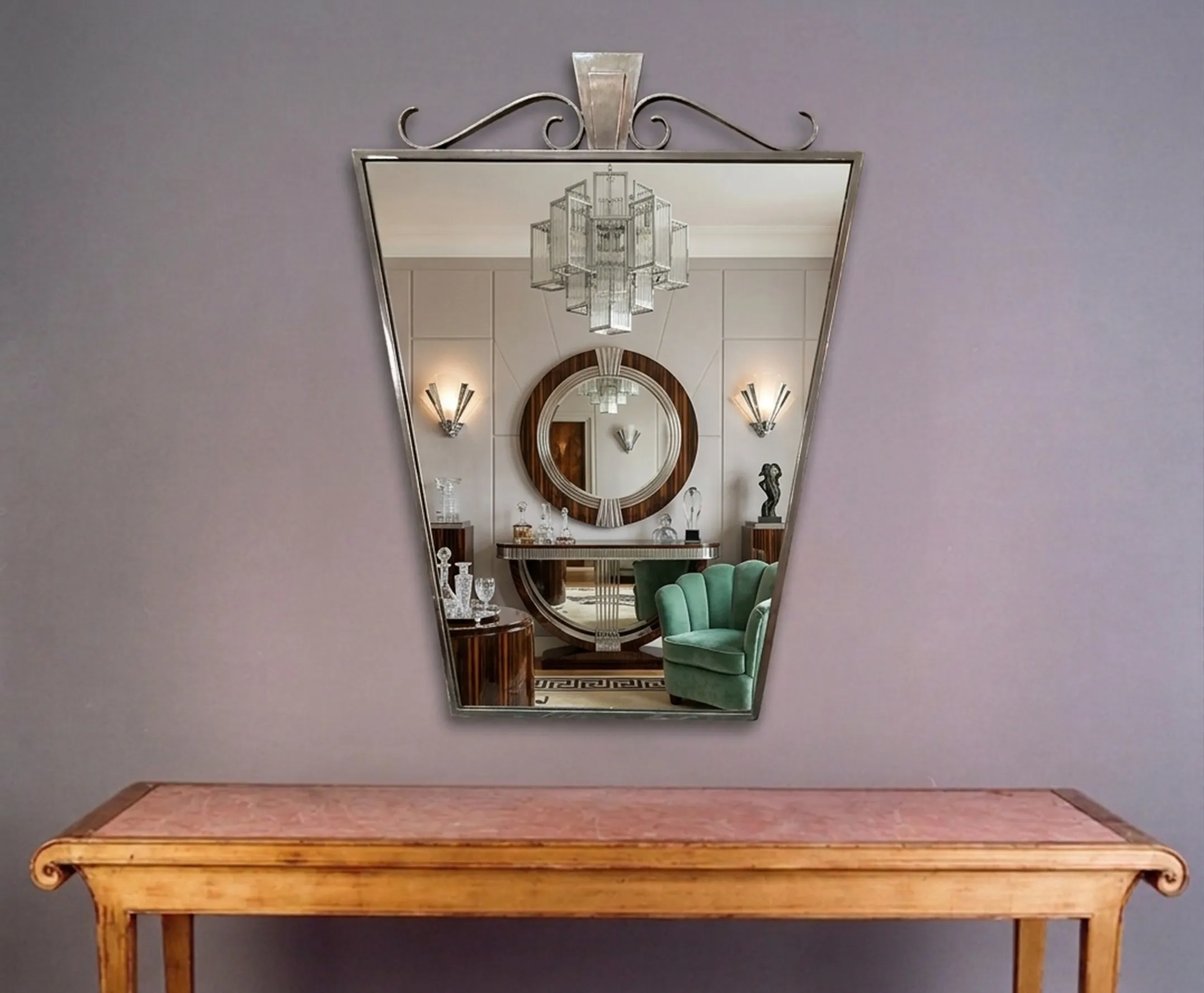 console antica con design elegante e decorazioni