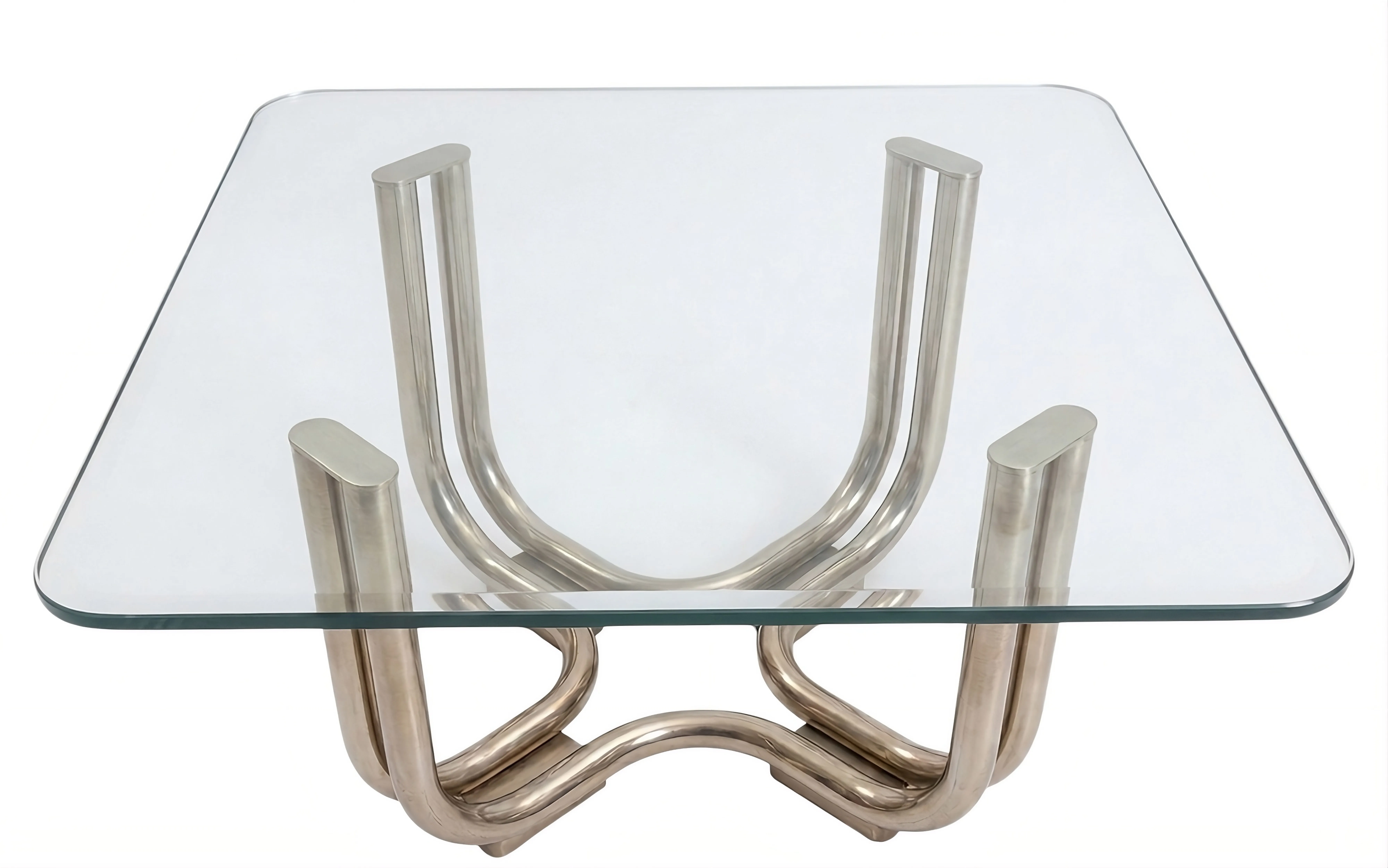 table basse ancienne avec une base distinctive dans un cadre neutre