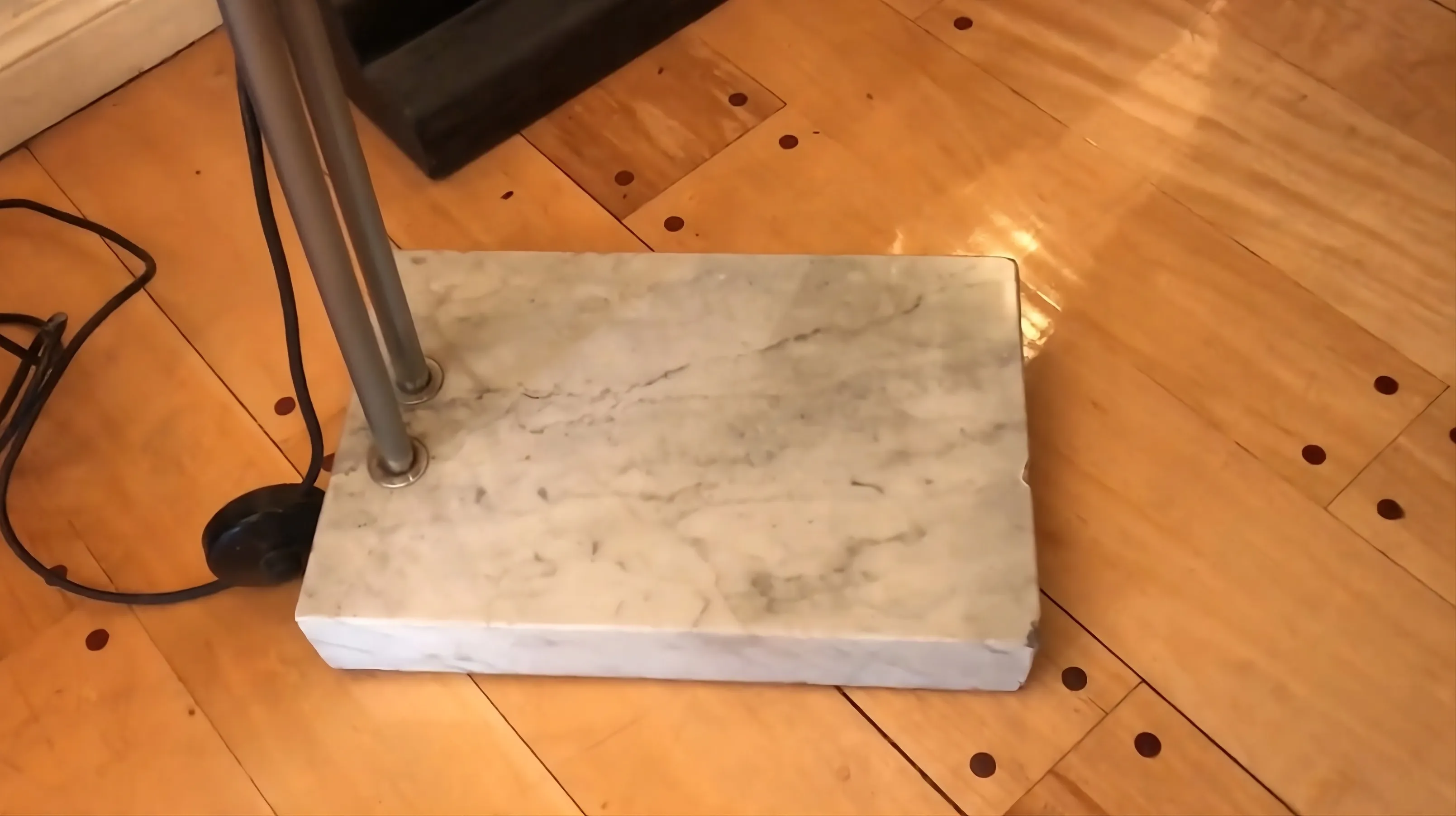 Lampada da terra antica con base stabile su pavimento in legno