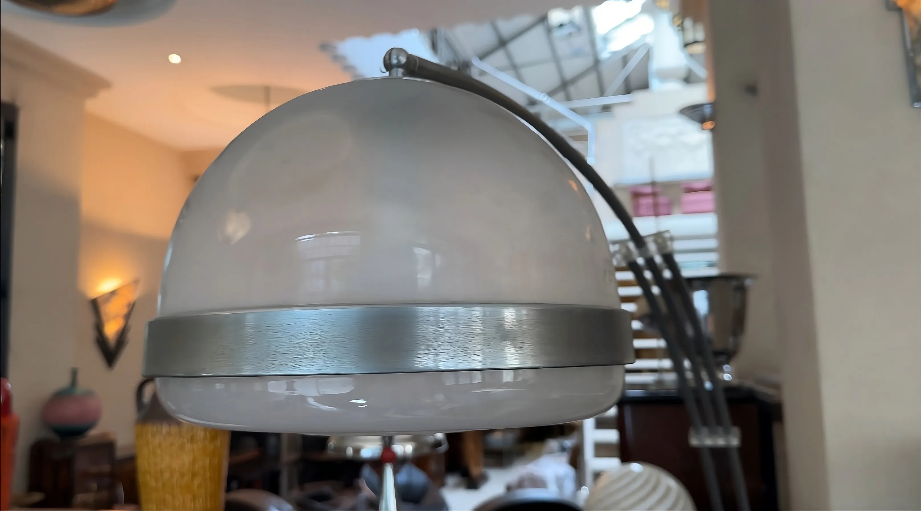 Lámpara de pie antigua con un diseño elegante y detalles visuales únicos en un ambiente retro