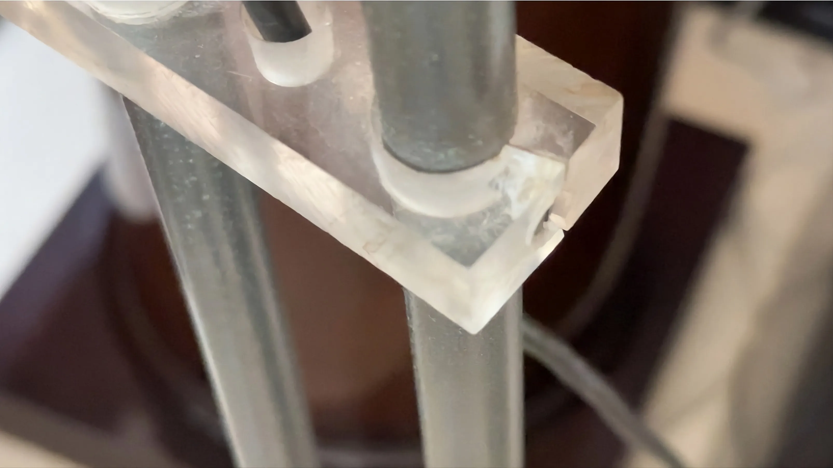 Antica lampada da terra in un ambiente accogliente, ideale per l'illuminazione.