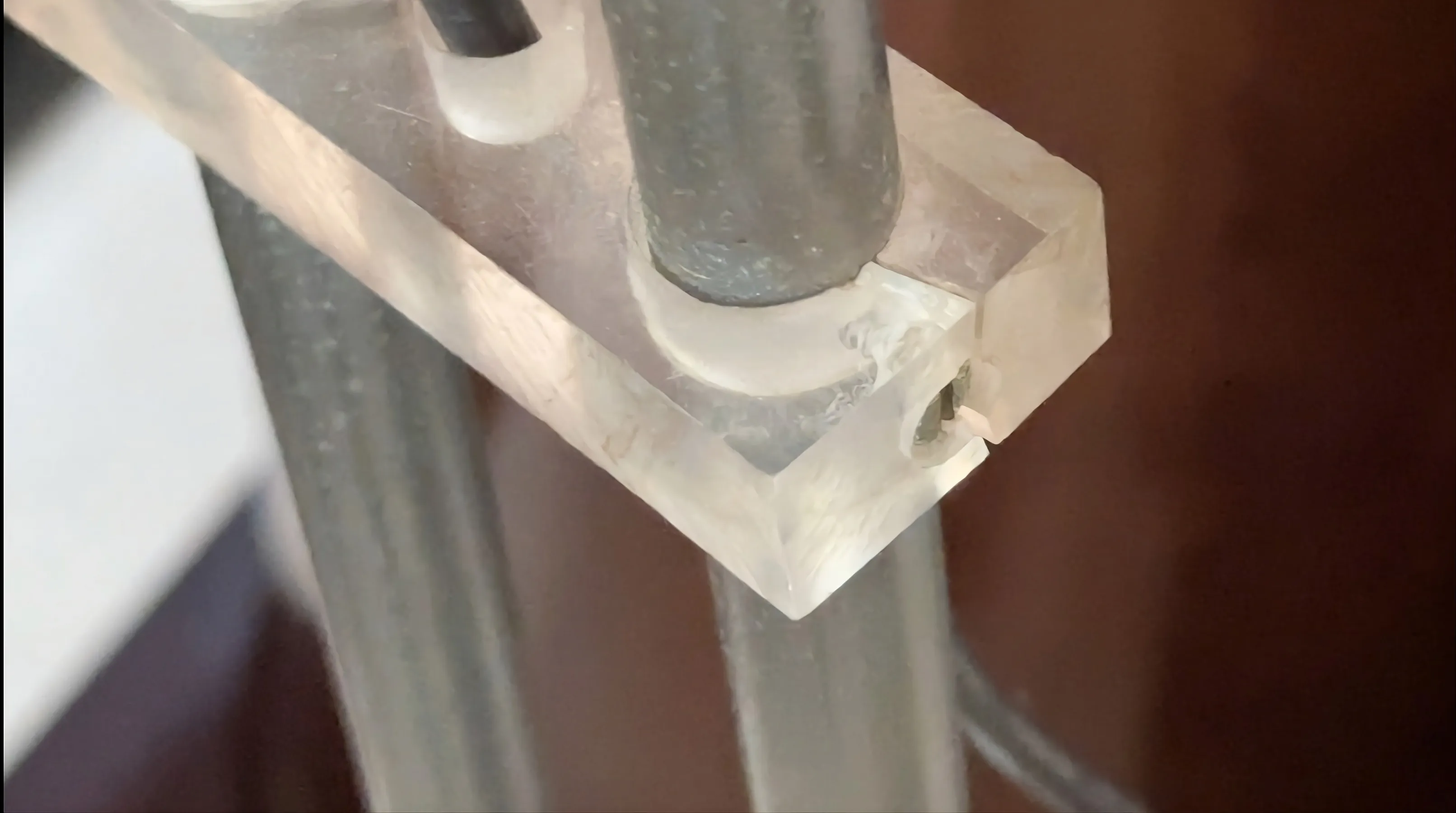 Luminária de pé antiga com detalhes claros em um ambiente tranquilo