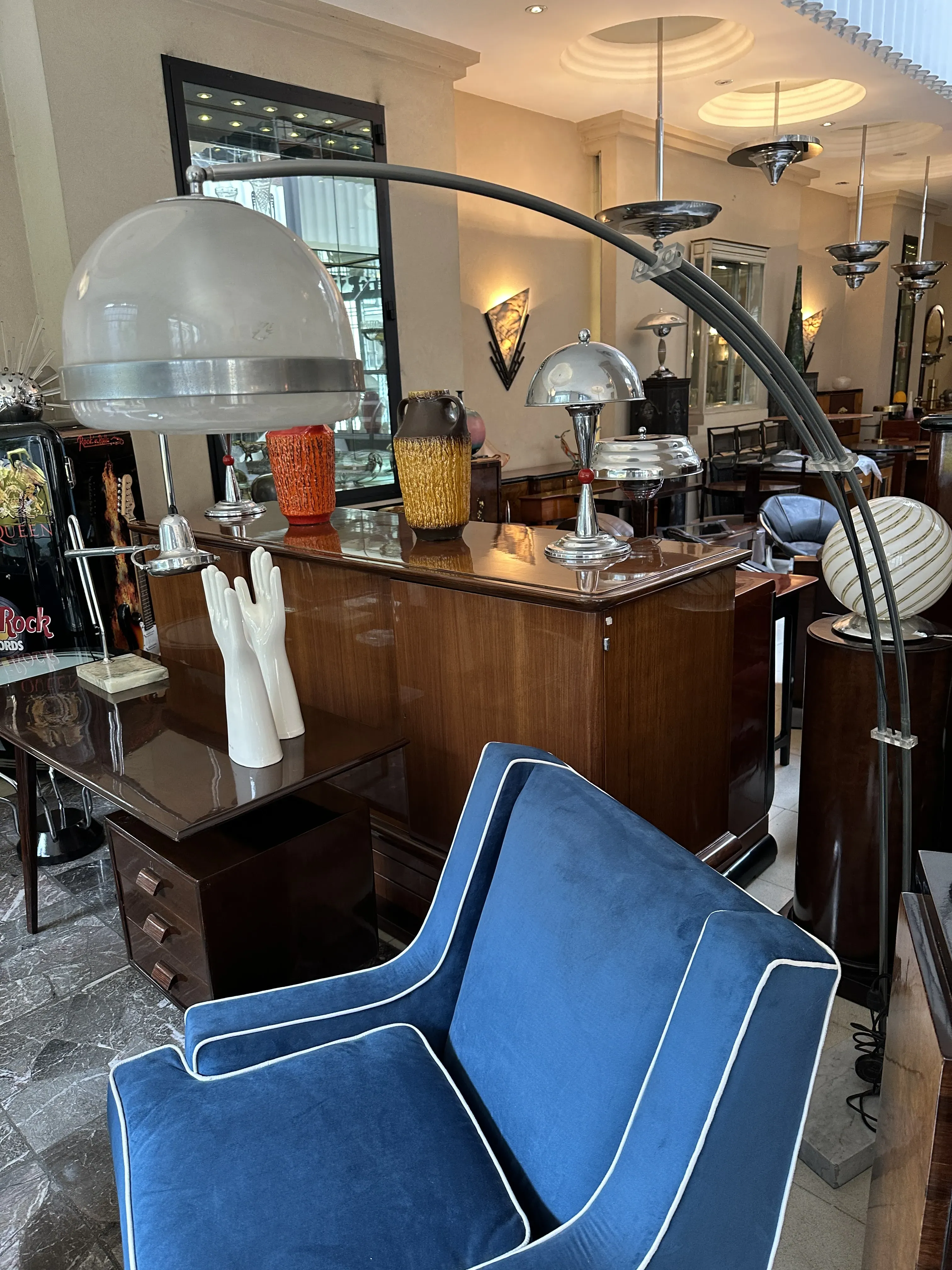 Lámpara de pie antigua con un diseño en aro elegante, iluminando un ambiente acogedor.