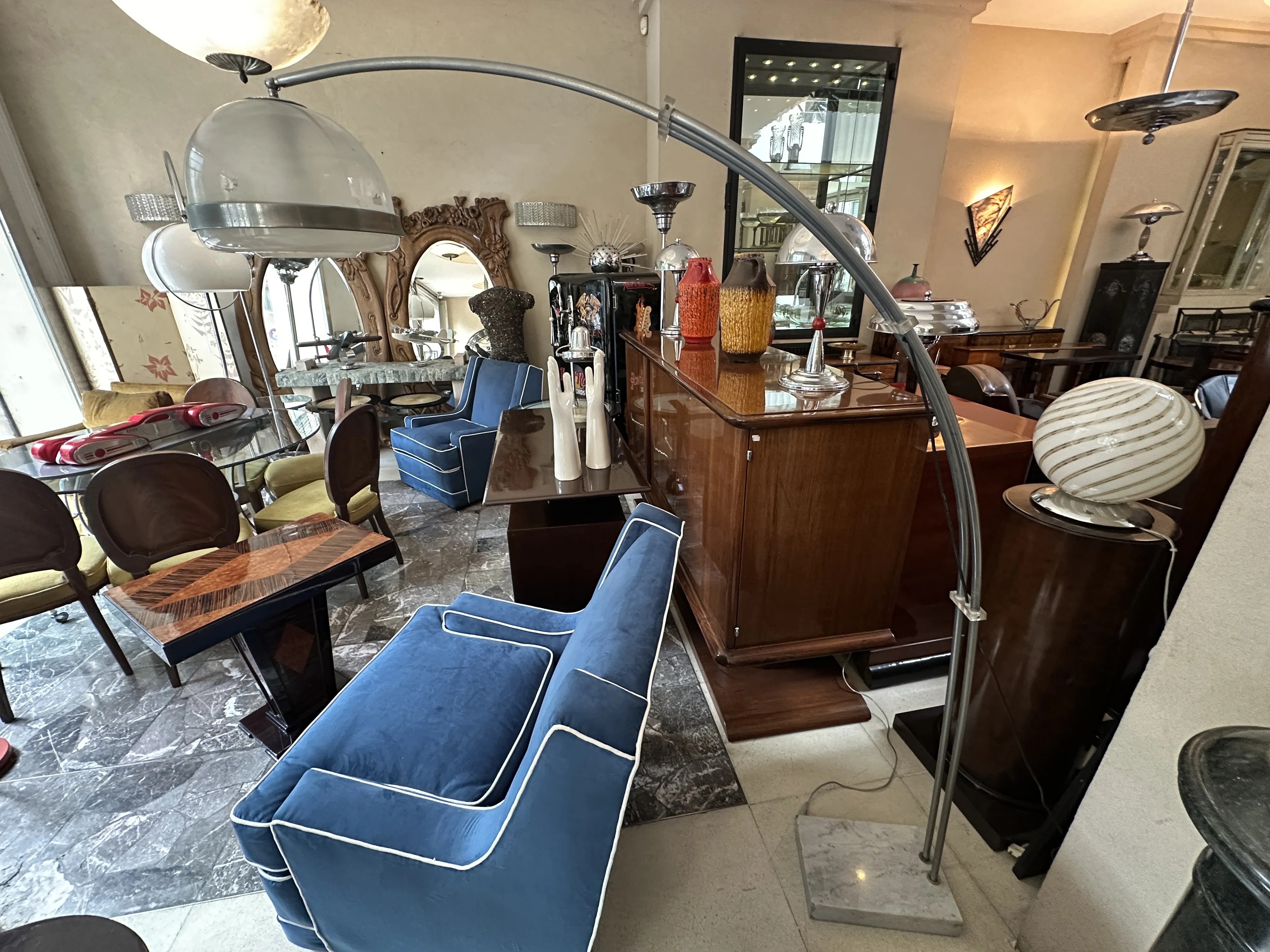 Lampe de sol antique avec design élégant dans un cadre confortable