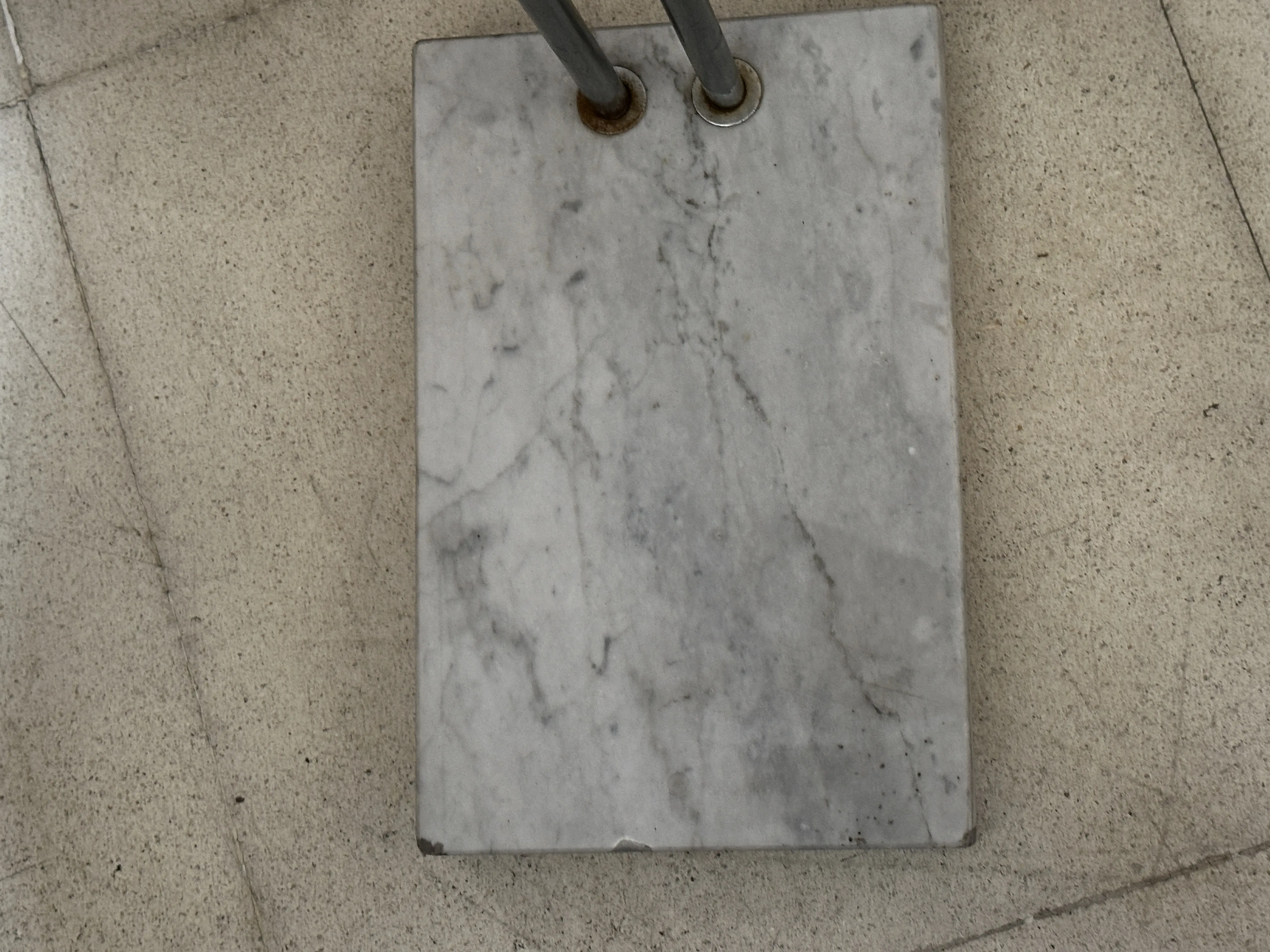 base solida della lampada da terra antica