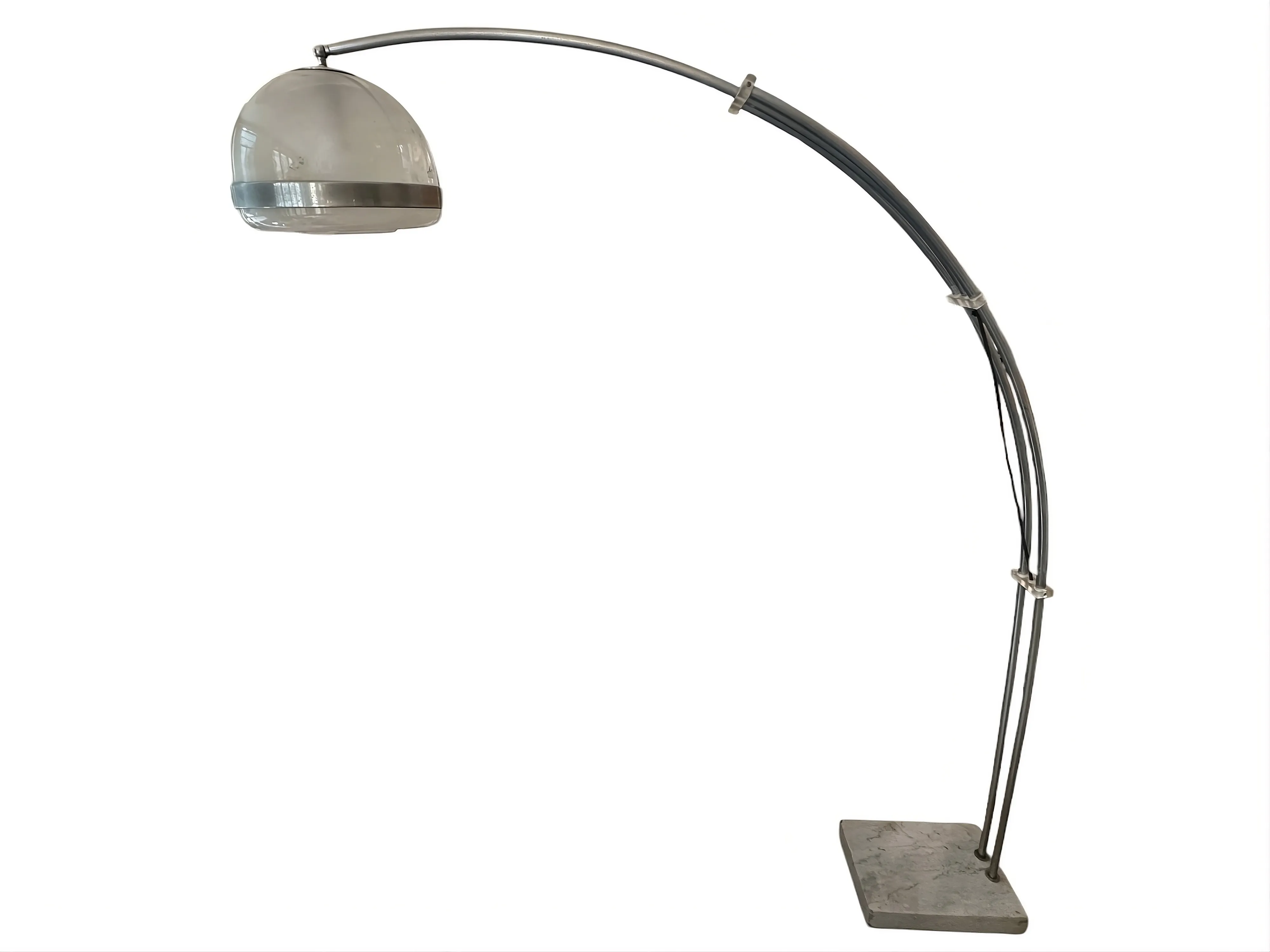 lampe de sol ancienne avec design arqué dans un cadre lumineux