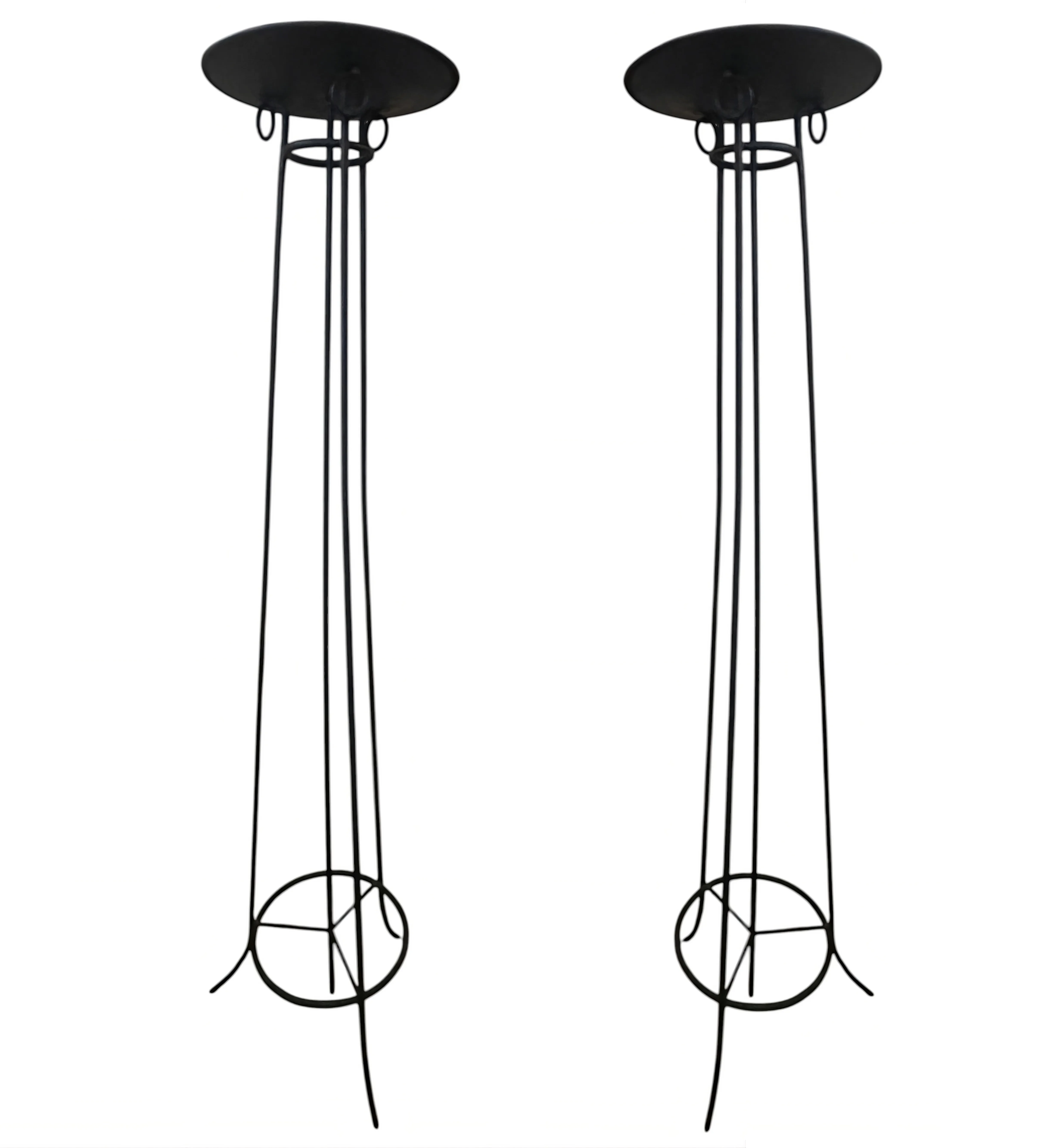 Quattro lampade da terra antiche con base circolare e struttura elegante.