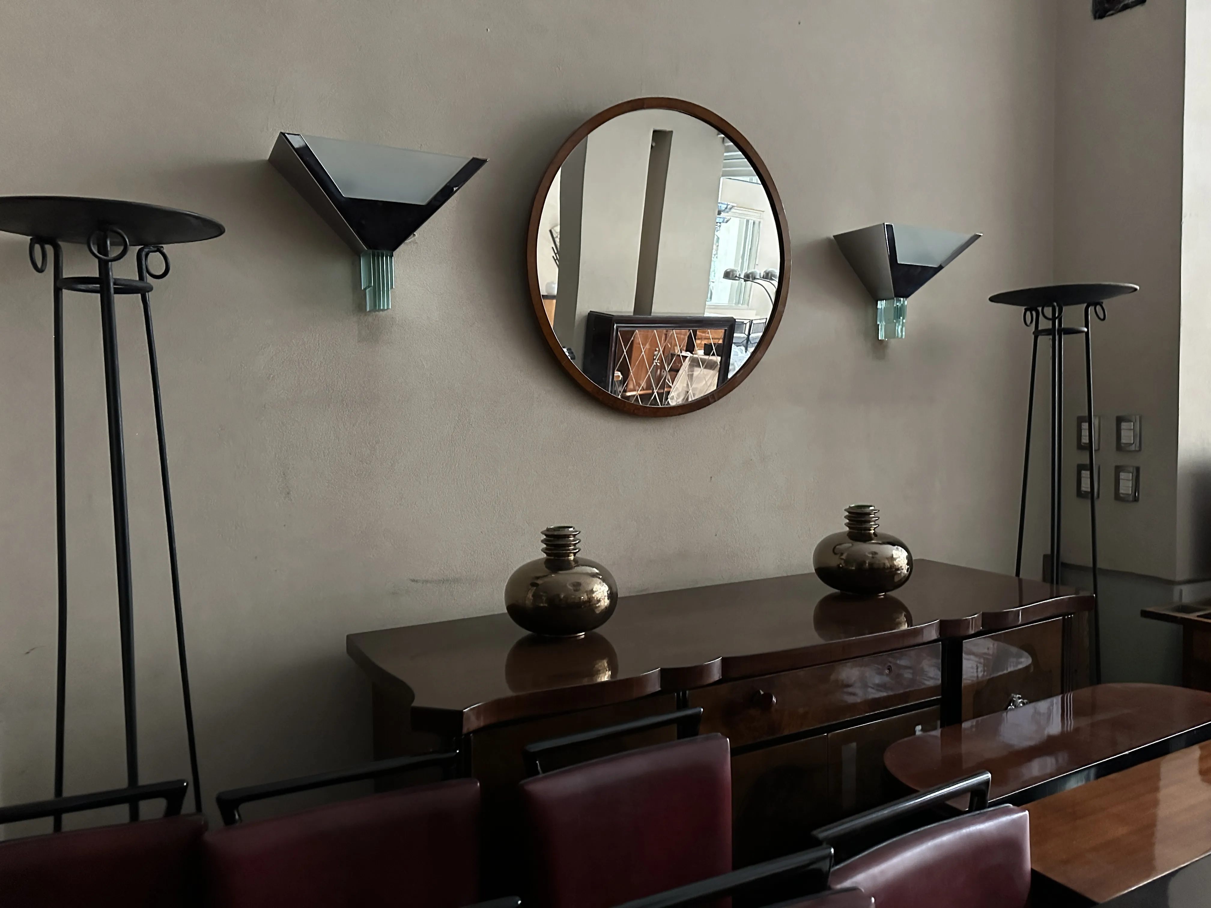 quatre lampadaires anciens dans un cadre décoratif