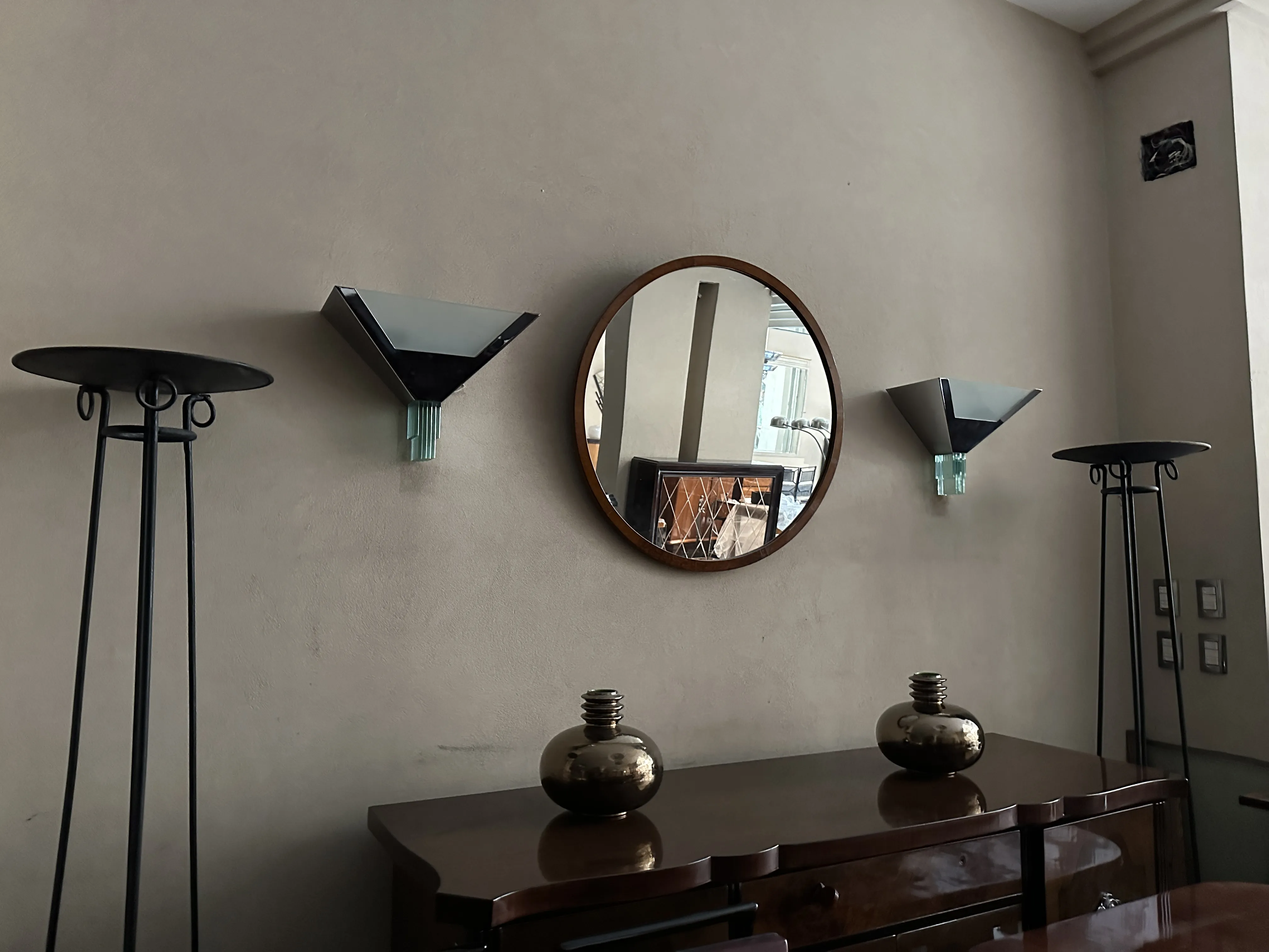 Cuatro lámparas de pie antiguas junto a un espejo en una sala elegante