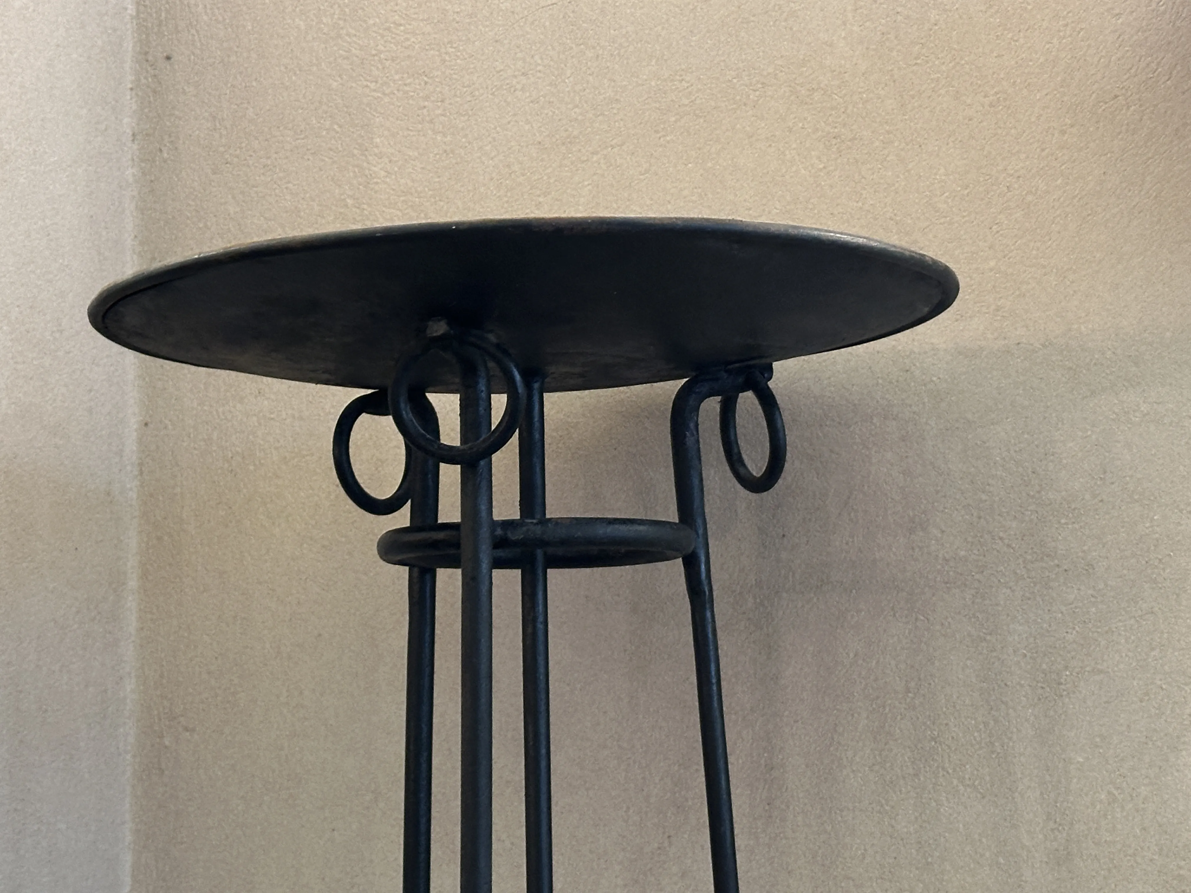 Vier antike Stehleuchten mit elegantem Design und attraktiven Formen vor neutralem Hintergrund