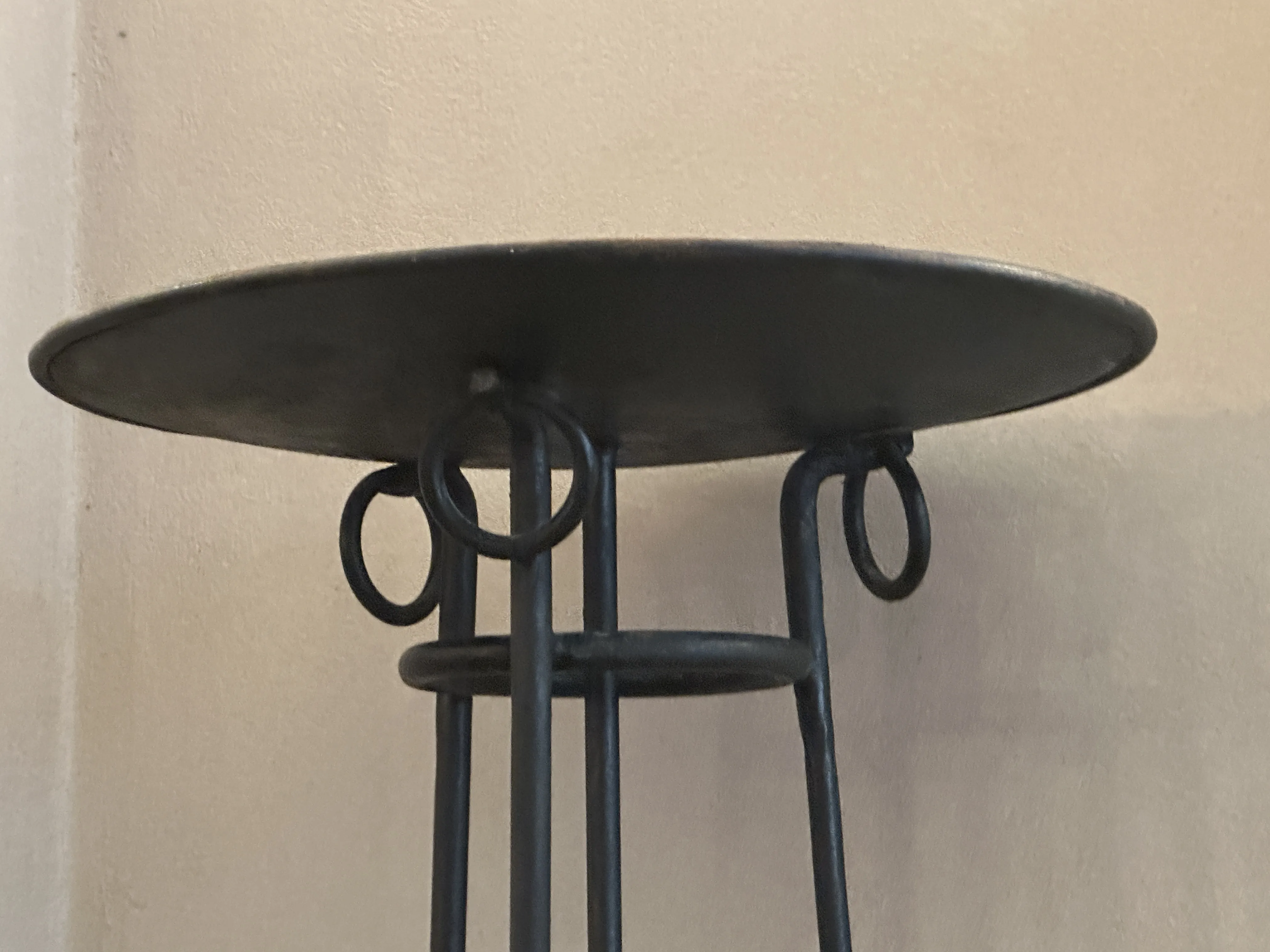 Set di 4 lampade da terra antiche con design classico.