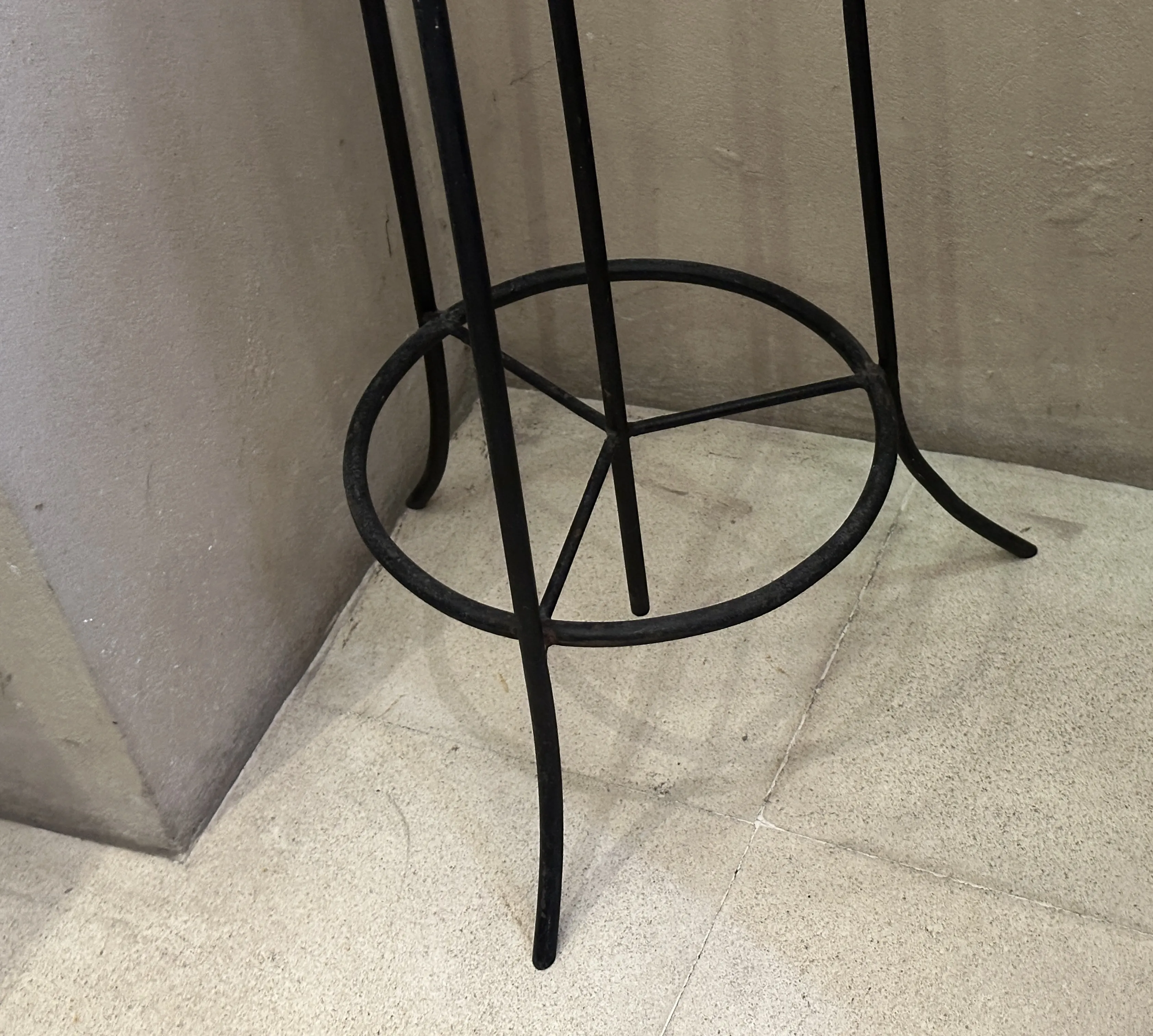 4 lampade da terra antiche con design elegante in una stanza