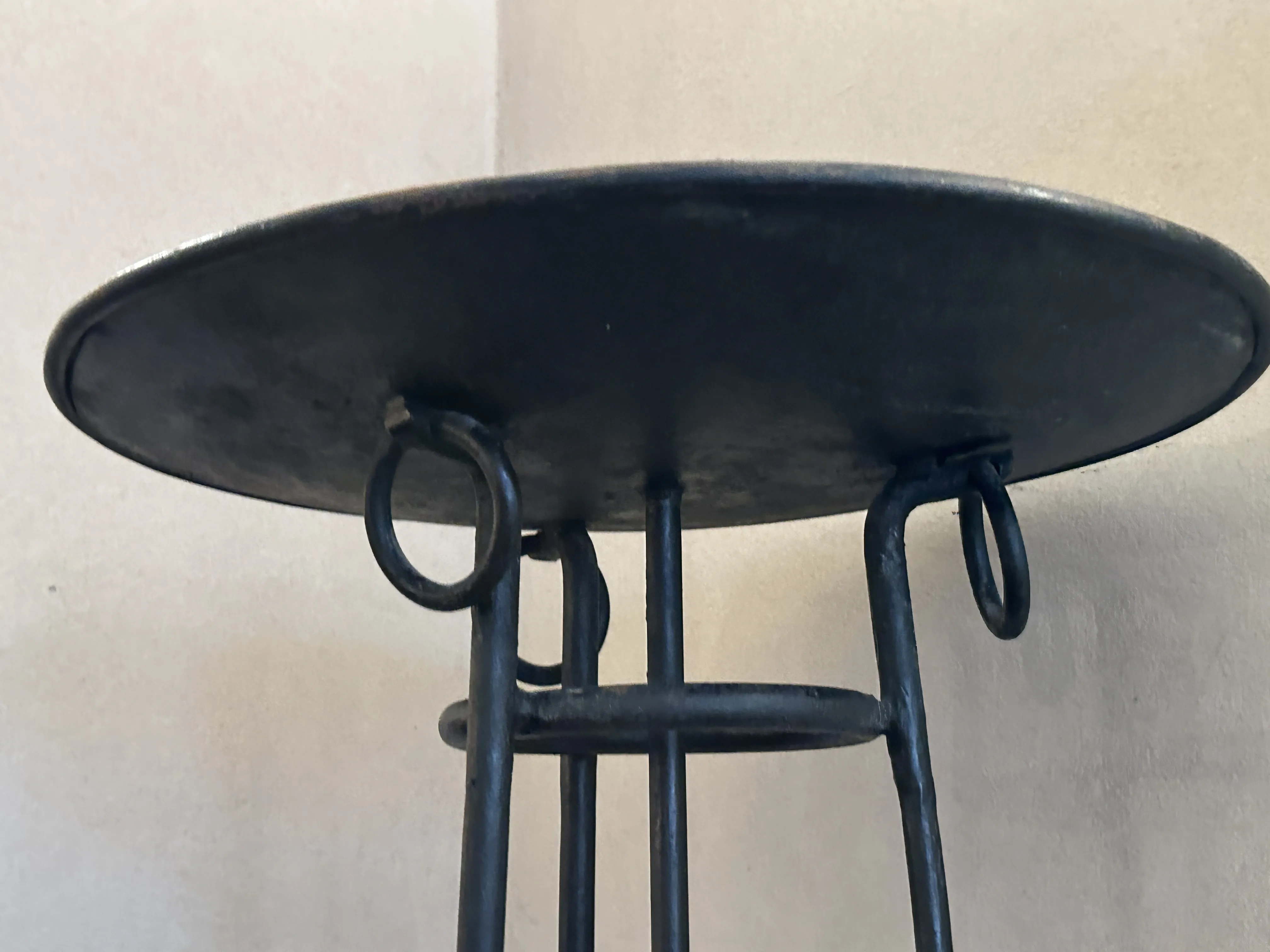 Quattro lampade da terra antiche con design unico in un ambiente elegante.