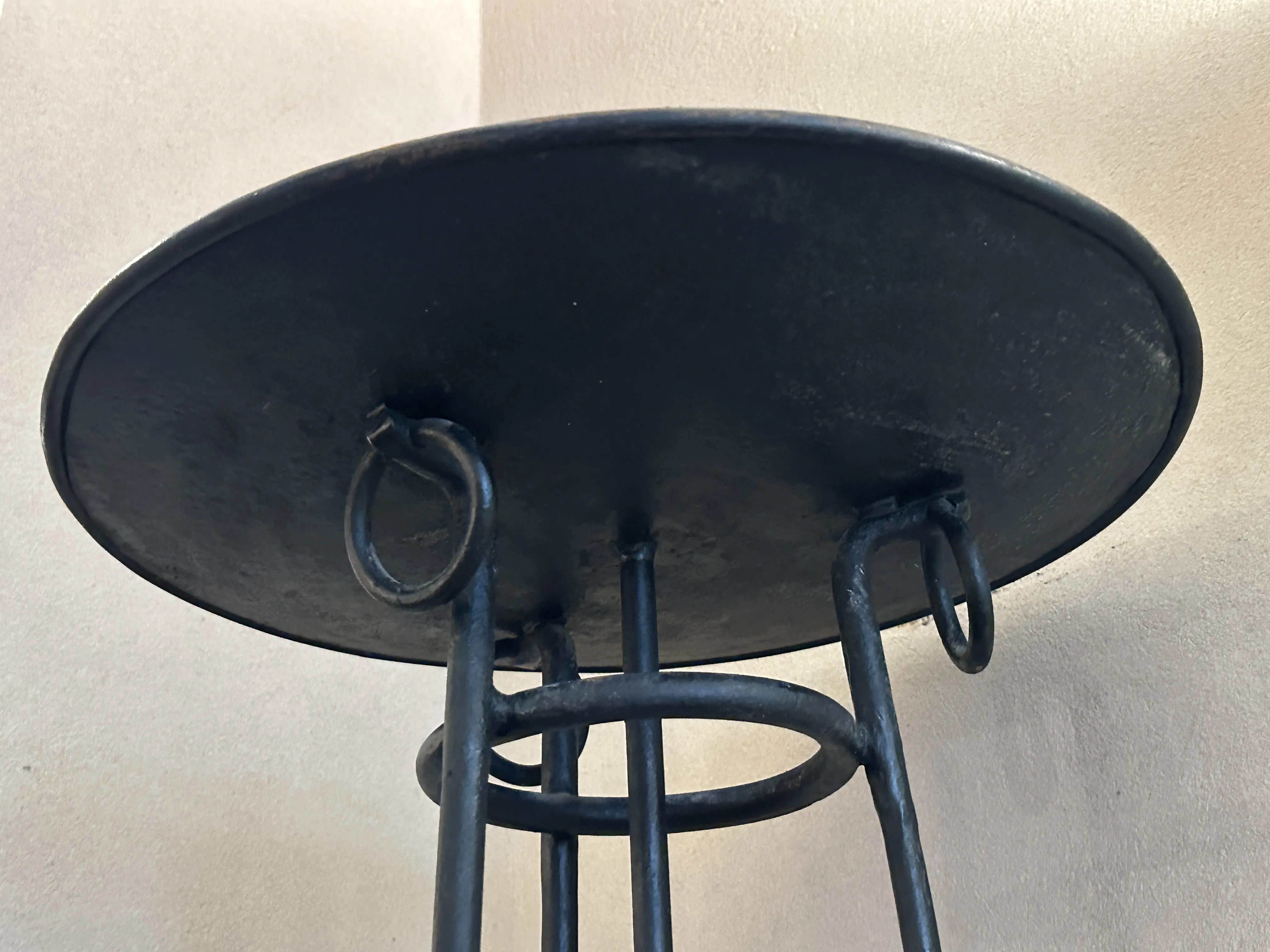 Quatro antigas lâmpadas de piso em um ambiente neutro.