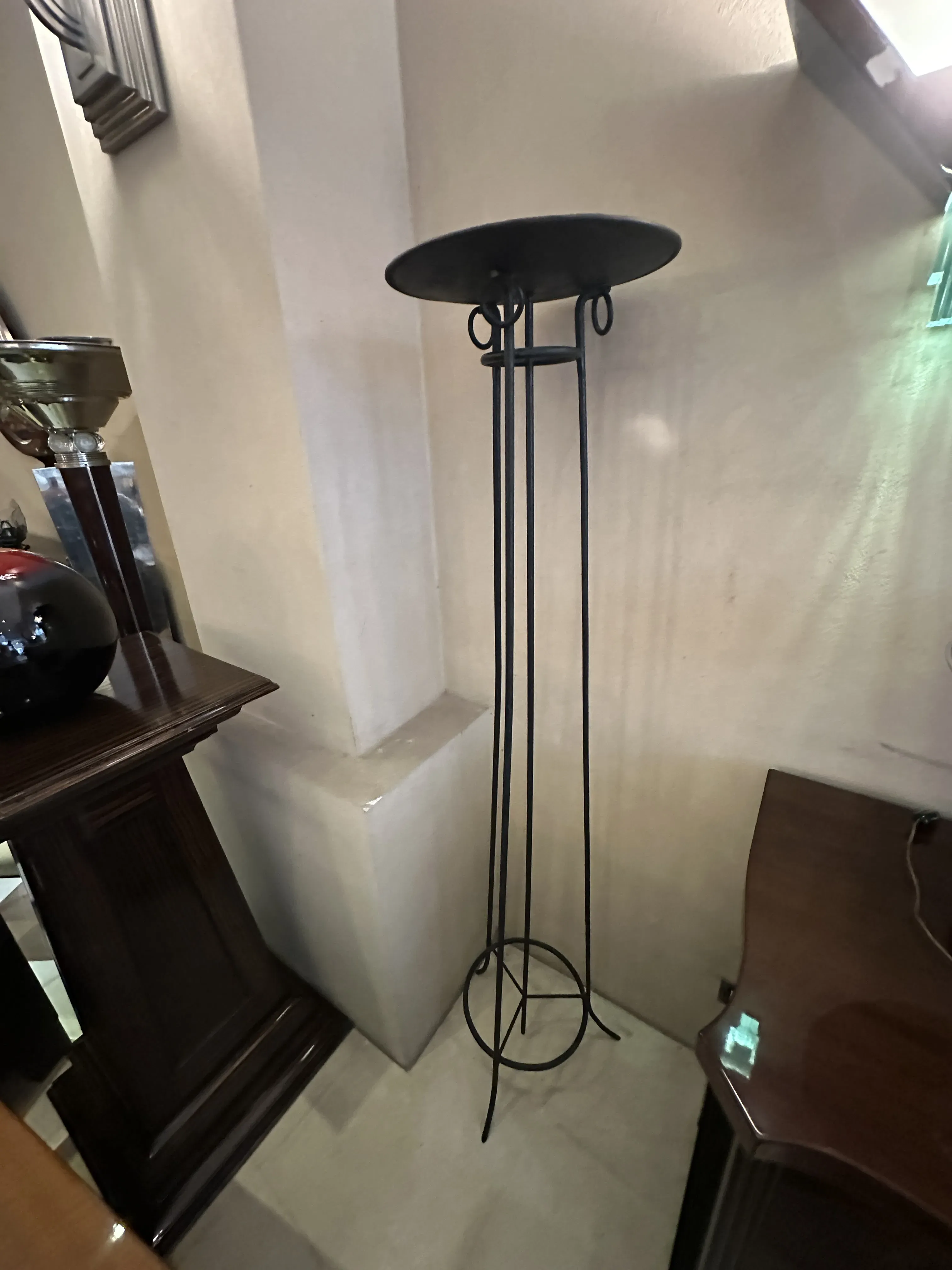 Cuatro lámparas de pie antiguas en un ambiente cuidado, con detalles sutiles y elegantes.