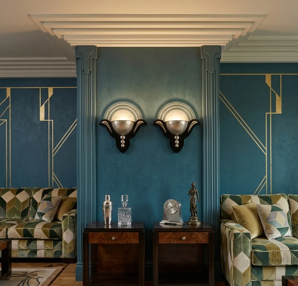 coppia di applique antiche su muro blu