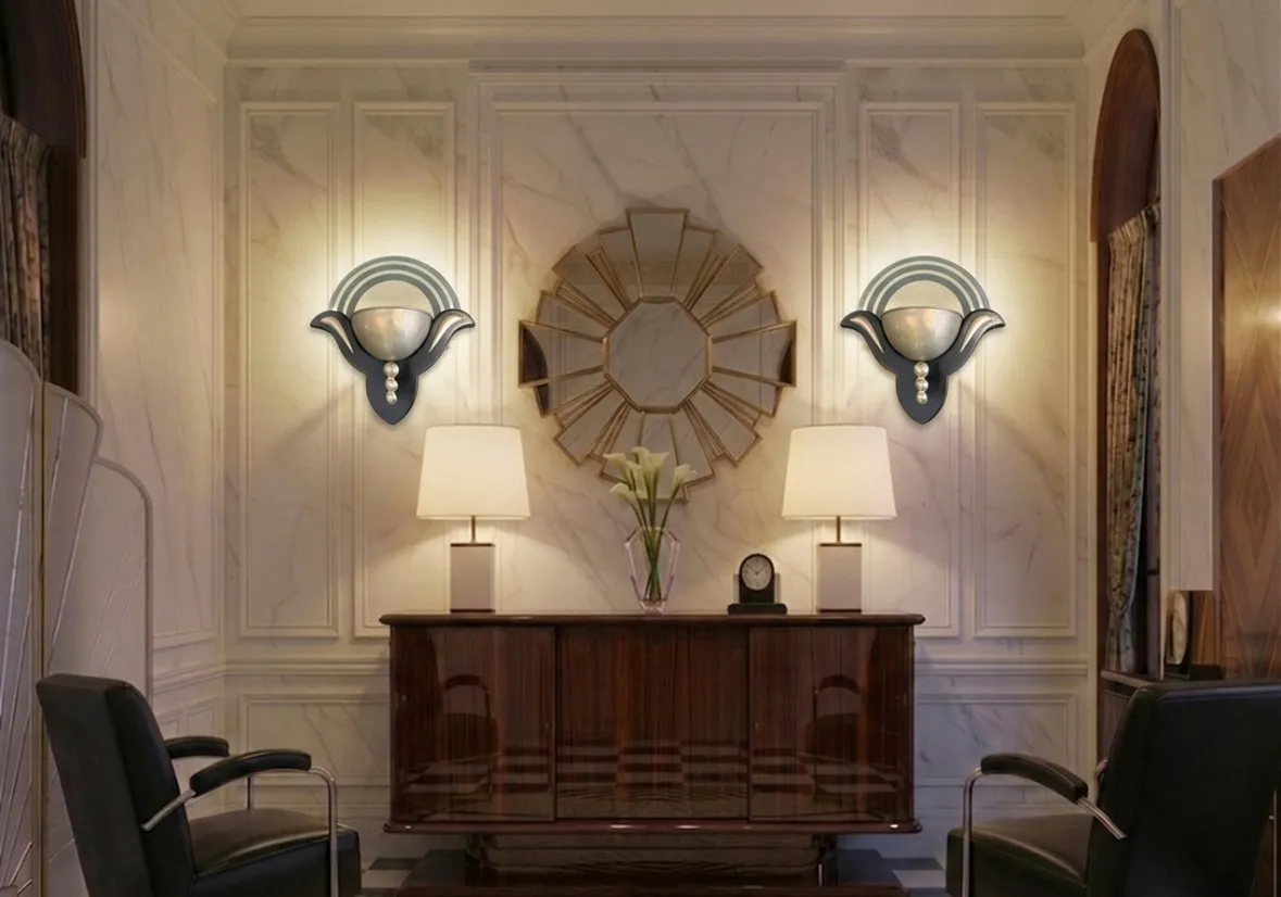 Antike Wandleuchter im Art Deco Stil, die ein elegantes Zimmer beleuchten.