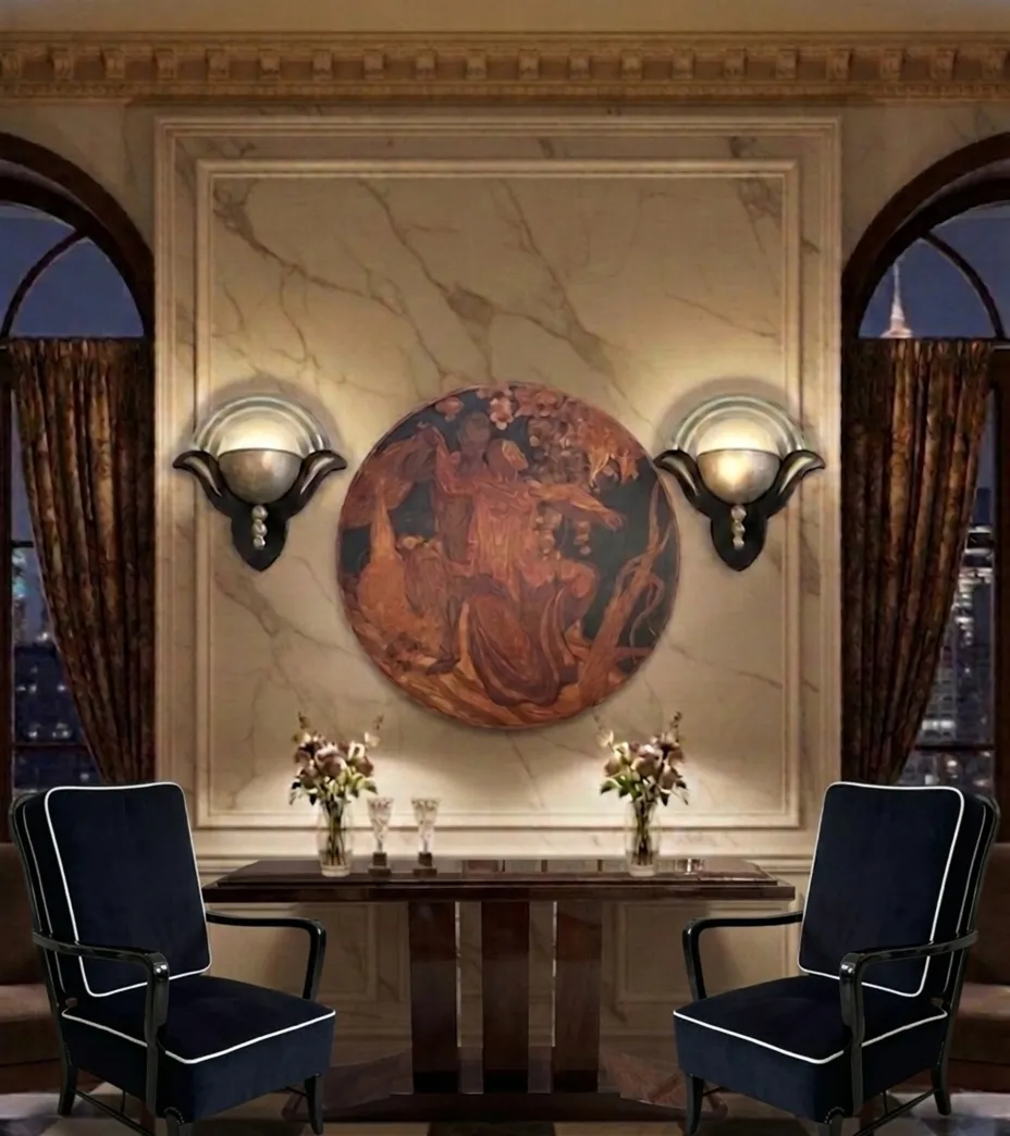 Antike Wandleuchter im Art Deco Stil, beleuchten eine Wand mit einem großen Gemälde und modernen Stühlen.