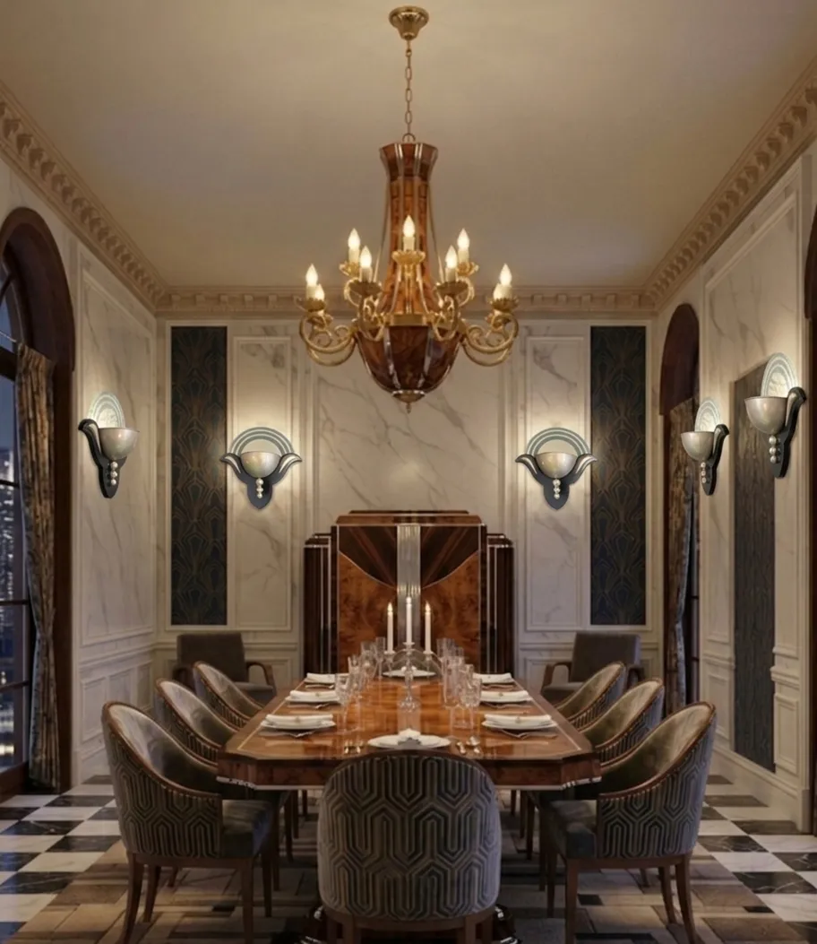 Hermoso par de apliques antiguos de estilo Art Deco en una elegante sala de jantar.