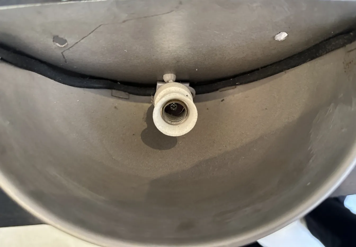 Vista superior de um par de luminárias de parede antigas com detalhe na base