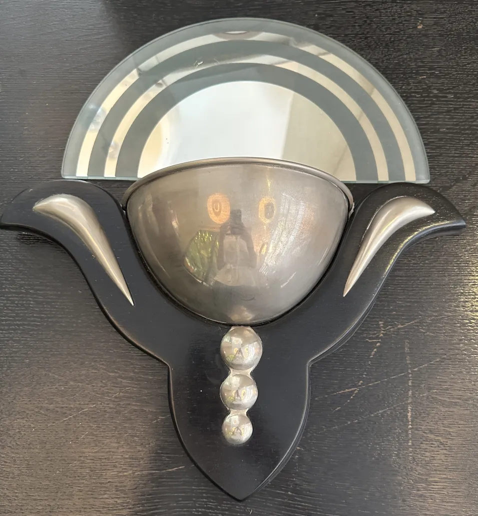 Par de apliques antiguos de estilo Art Deco con formas elegantes y detalles decorativos.