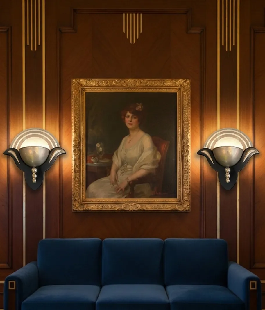 Par de luminárias de parede antigas decorativas com formato elegante, iluminando um ambiente estiloso.