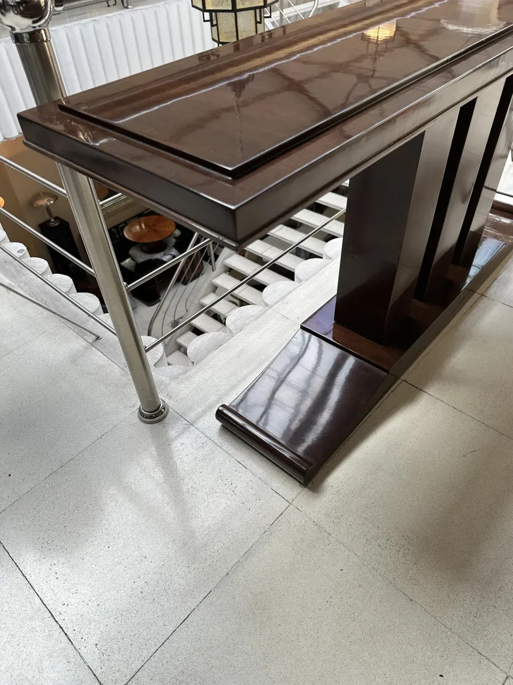 Vista laterale di una console antica elegante in uno spazio decorativo.