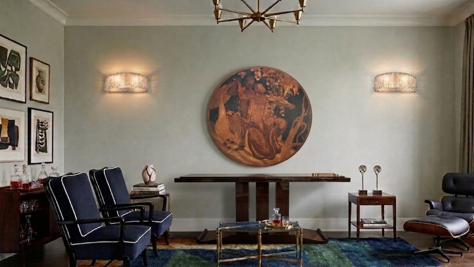 Antigua consola decorativa en ambiente elegante, con arte en la pared.