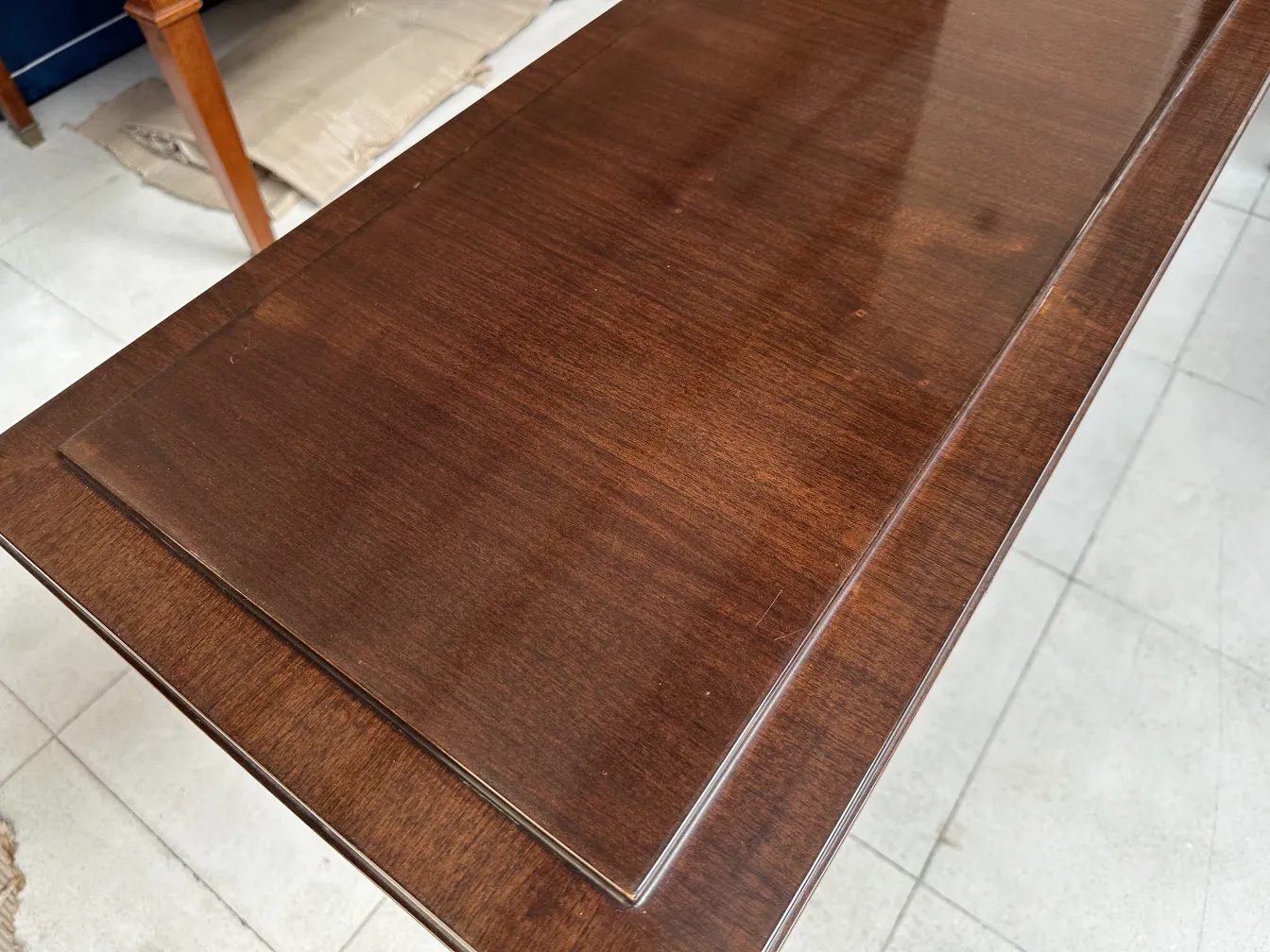 visão superior de uma antiga consola com detalhes sutis em um ambiente claro