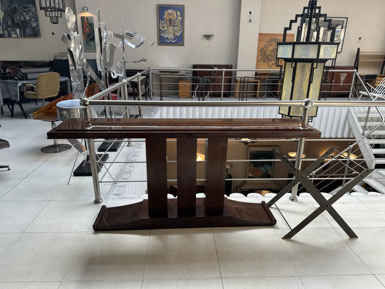 Consola antigua con un diseño atractivo, rodeada de arte.