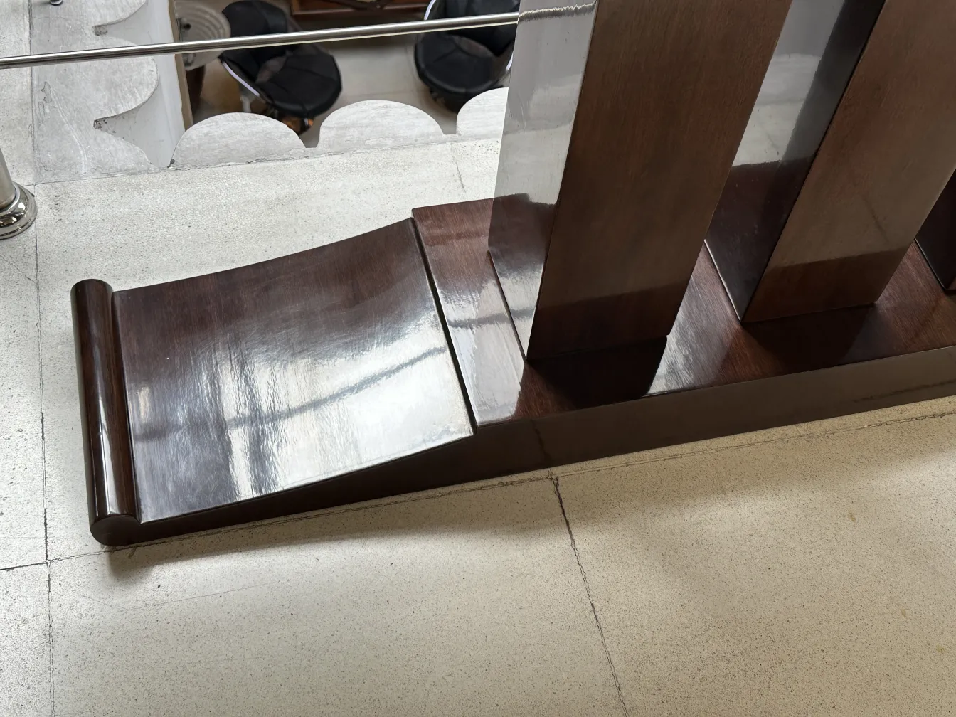 Consola antigua con acabado brillante y detalles únicos