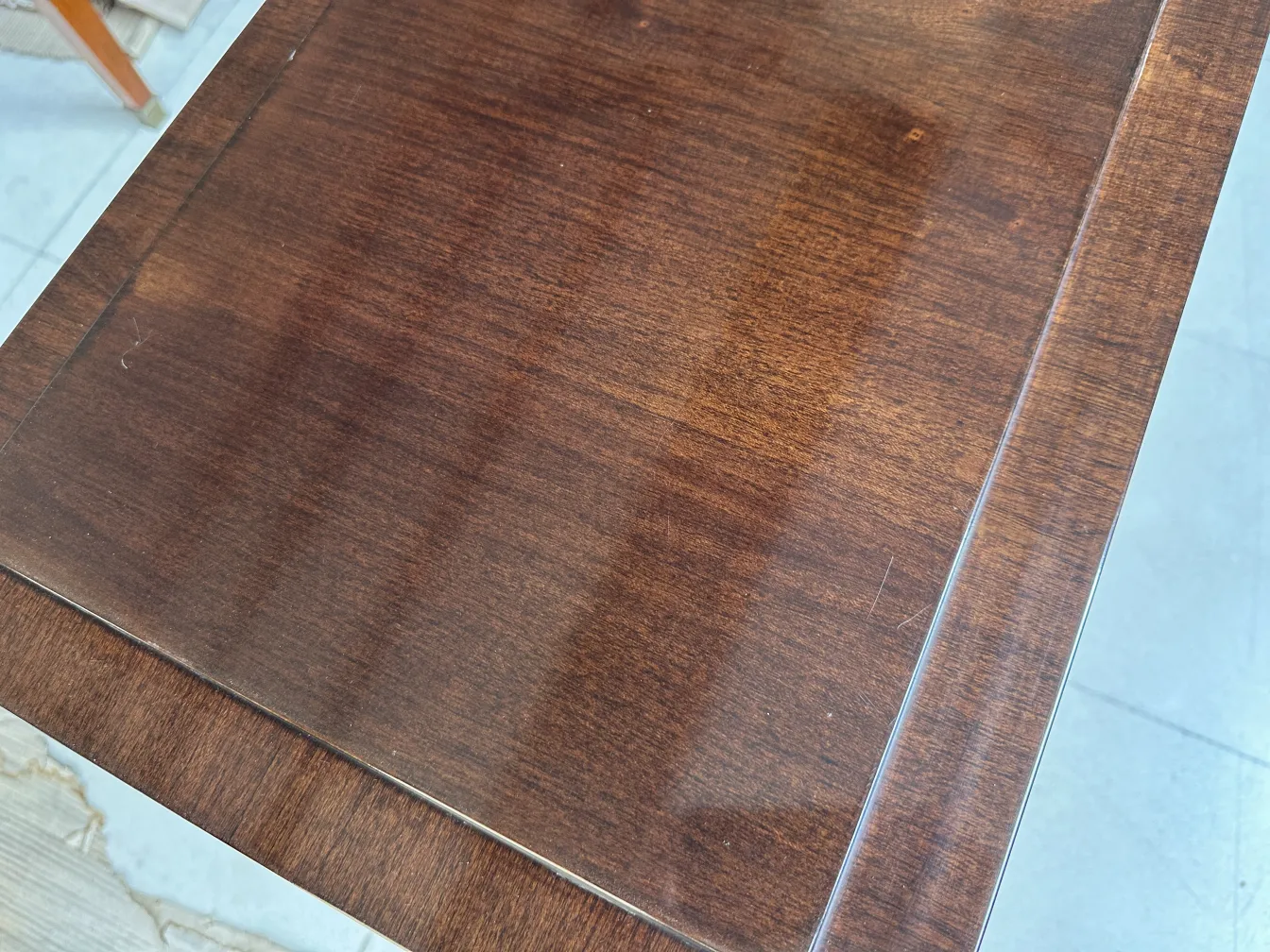 surface de dresuar ancien avec finition lisse et brillante