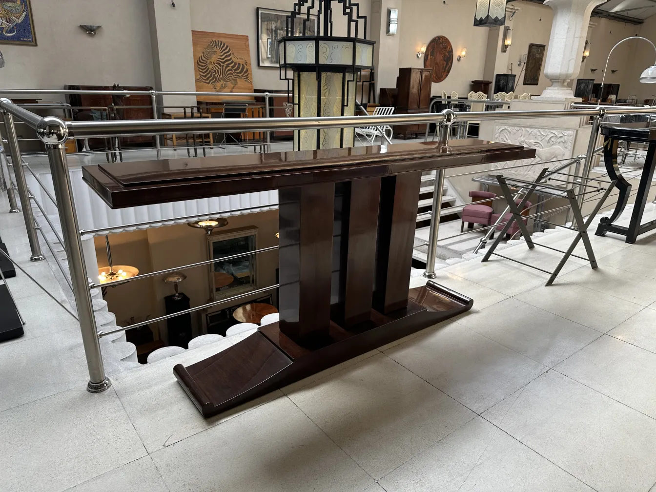 vista de una antigua consola elegante en un entorno amplio