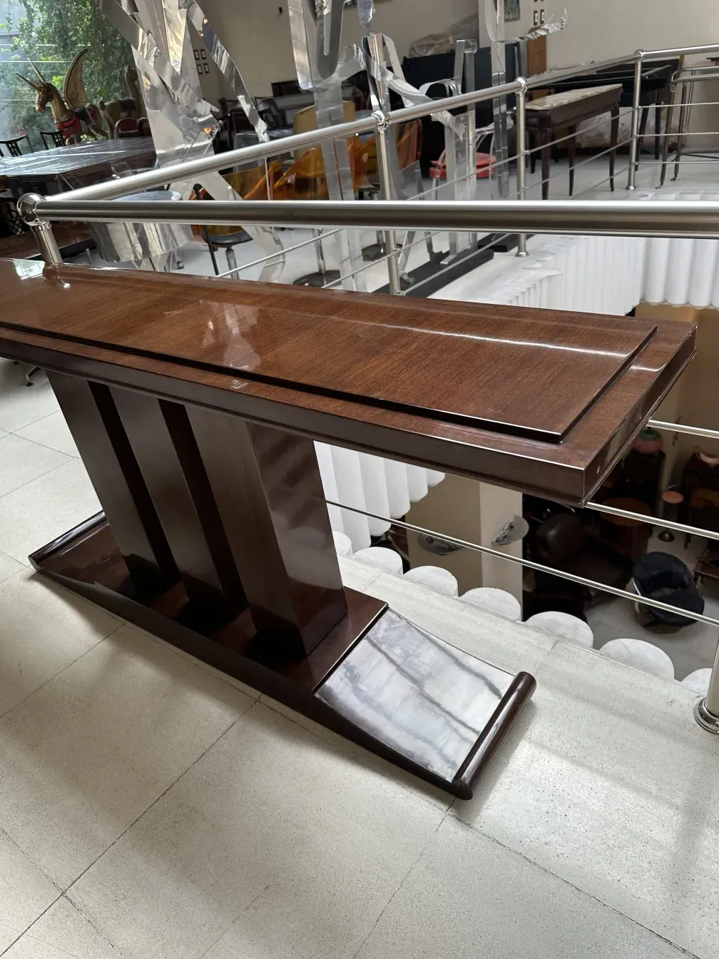 Antiga consola com designs elegantes, peça decorativa