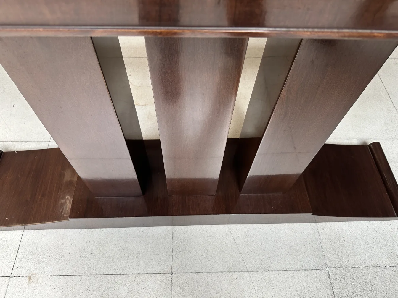 console antica con design elegante in un contesto minimalista