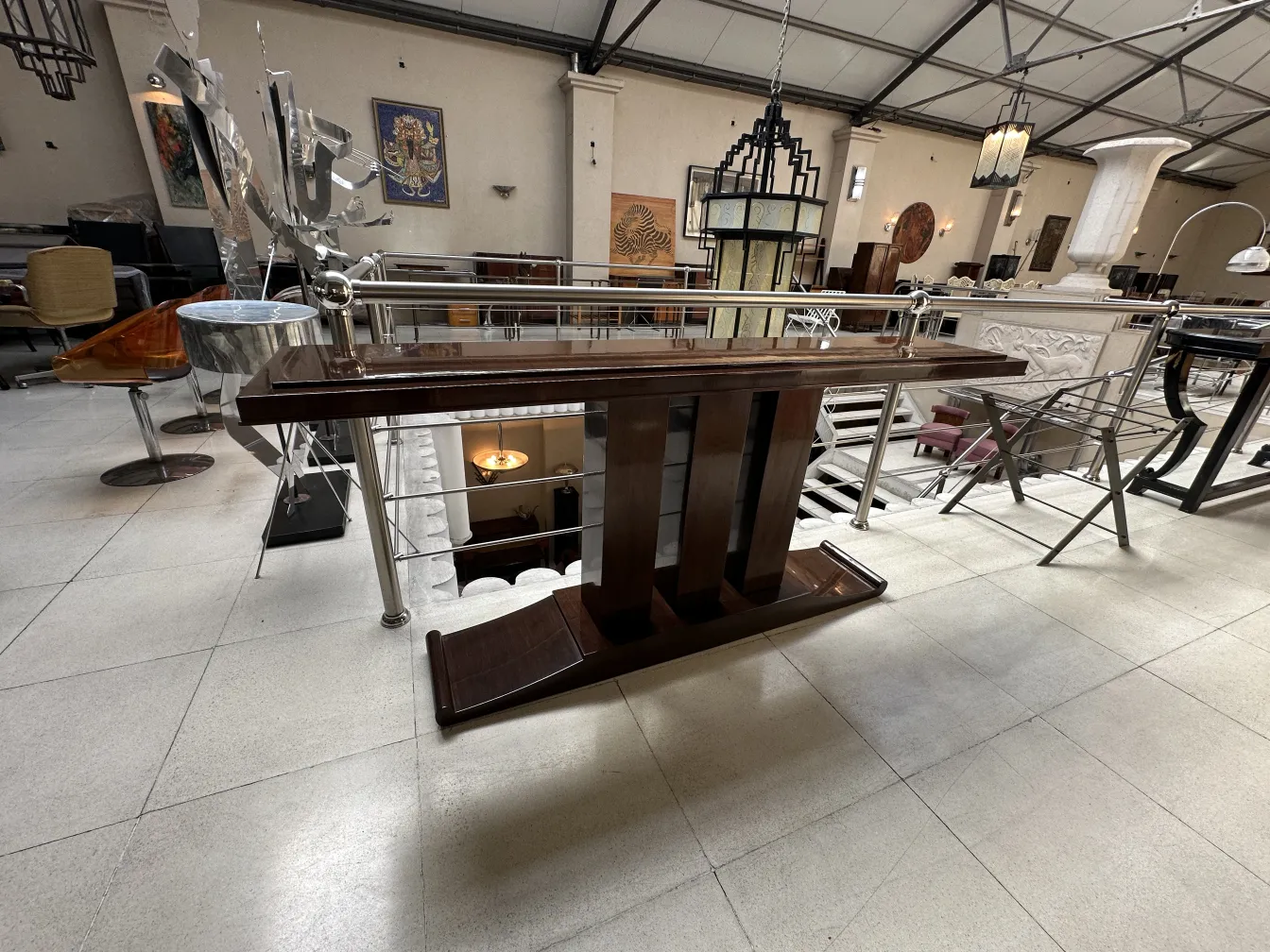 Consola antiga decorativa em um ambiente moderno